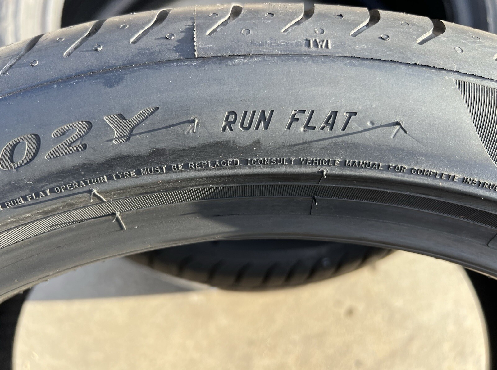 Set of TWO BRAND NEW 275/35R20 102Y Pirelli P Zero MOE Run Flat RFT RF Tires