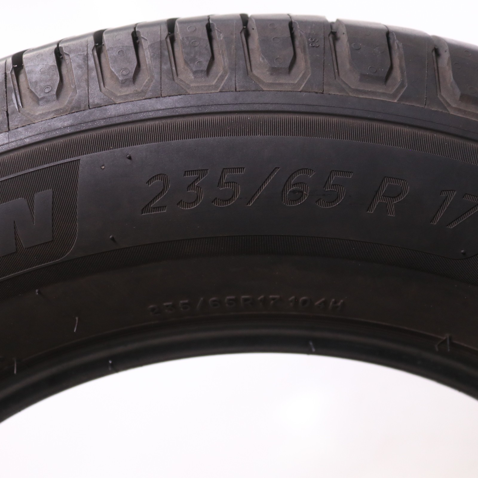 Set of 2 Used 235/65R17 Michelin X Tour A/S 2 – 104H – 8.5-9.5/32