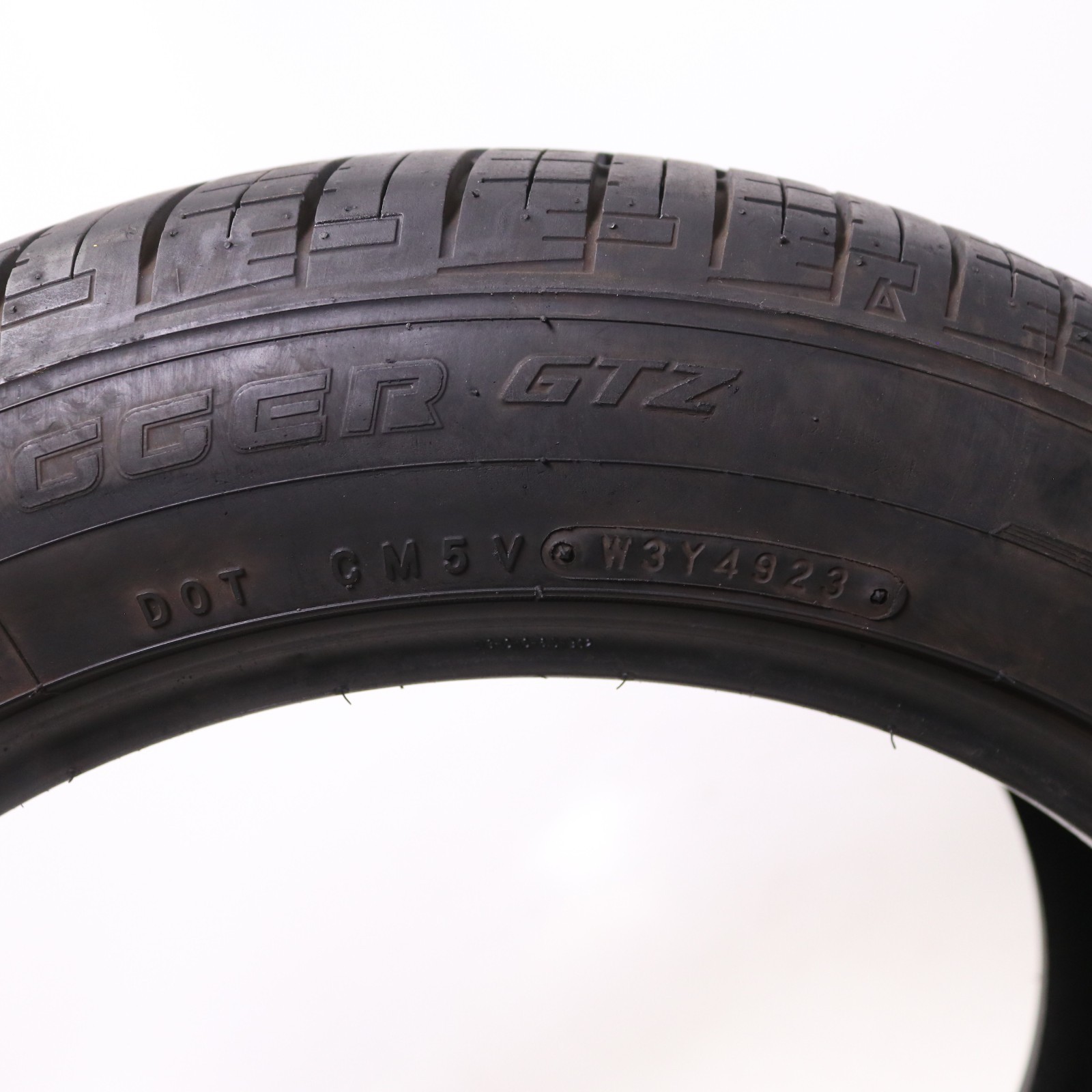 Set of 2 Used 235/50ZR18 Road Hugger GTZ – 101W – 8.5/32