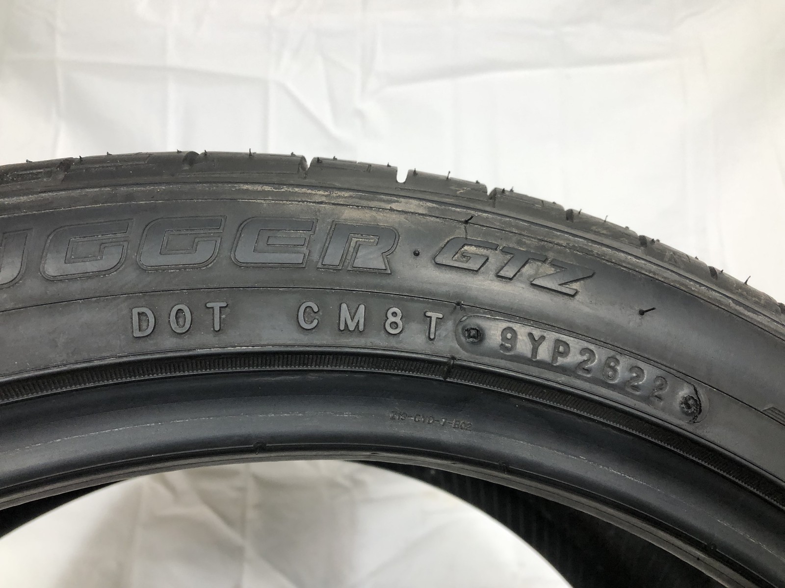 [1] Road Hugger GTZ P245/40ZR19 245 40 19 Tire 8.75/32