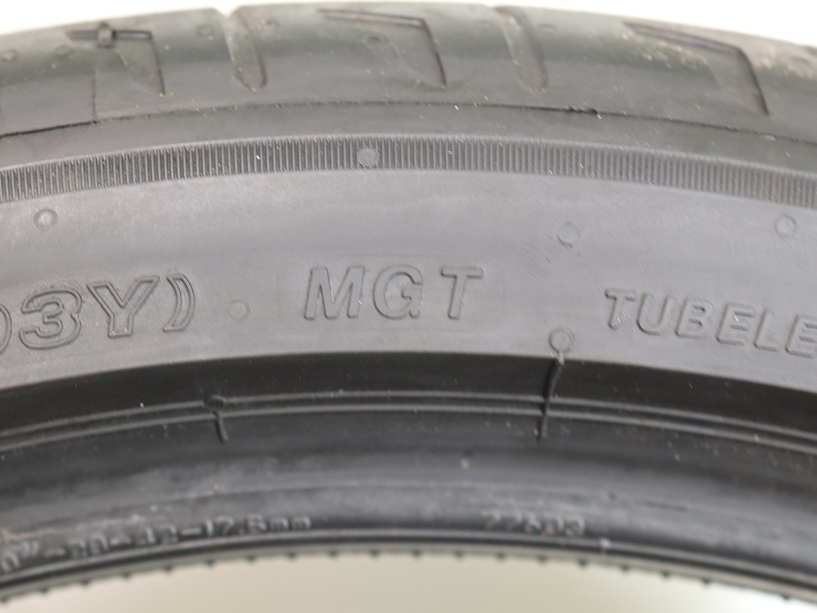 305/30ZR20 Bridgestone Potenza Sport MGT 103Y 7/32 DOT 3022 1J138