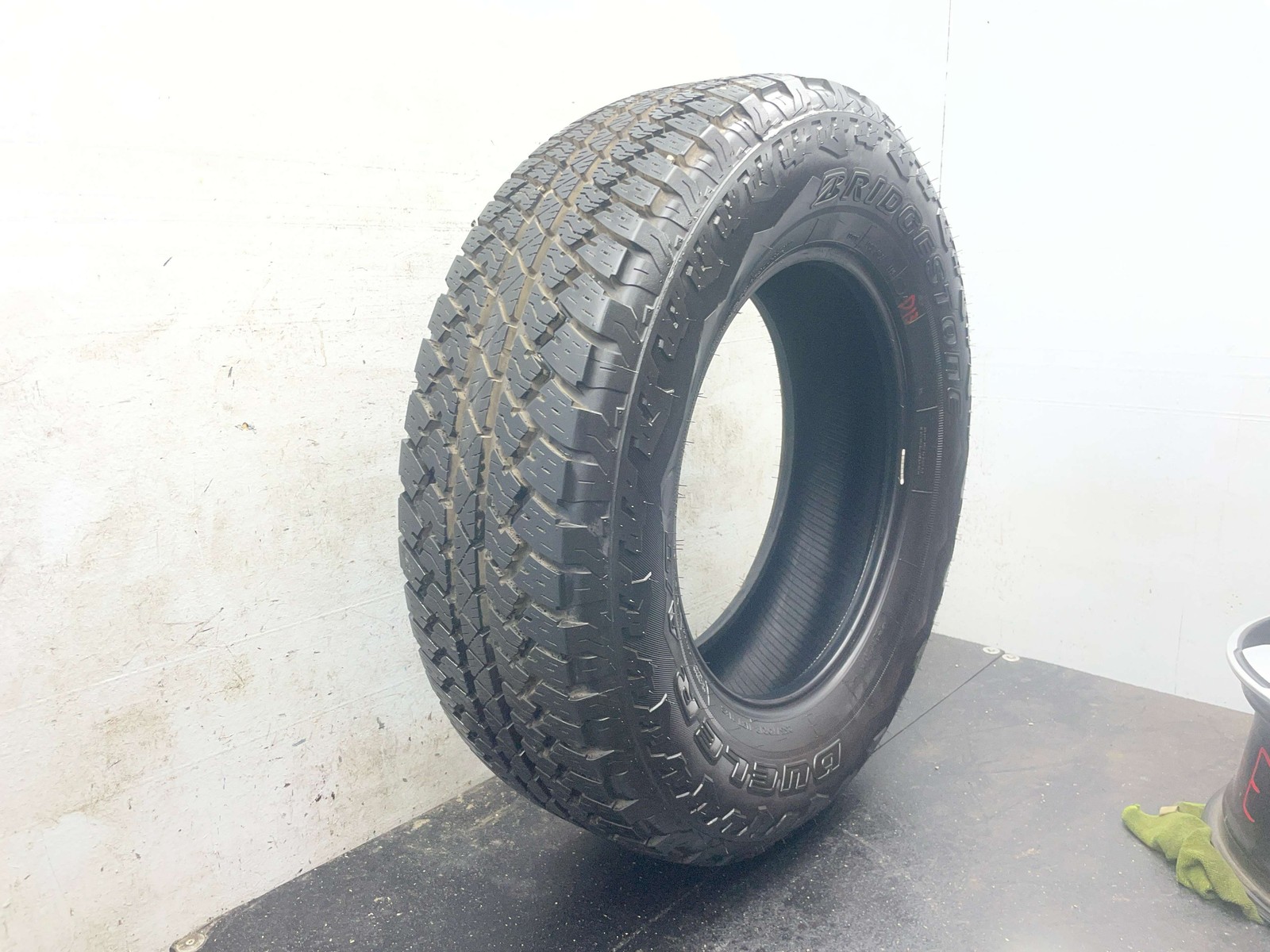 (D) 255/70R18 BRIDGESTONE DUELER A/T TIRE 13/32NDS DOT (0623)