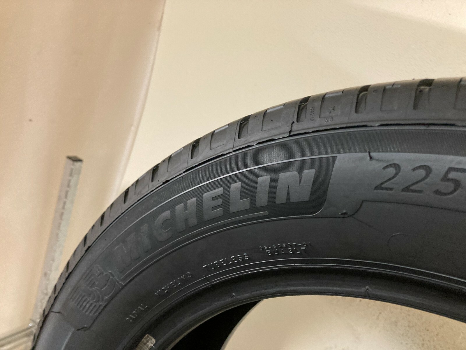 2 Tires 225 60 18 Michelin Primacy Tour A/S 100H (7.00-8.00/32 = 77-88% Tread)