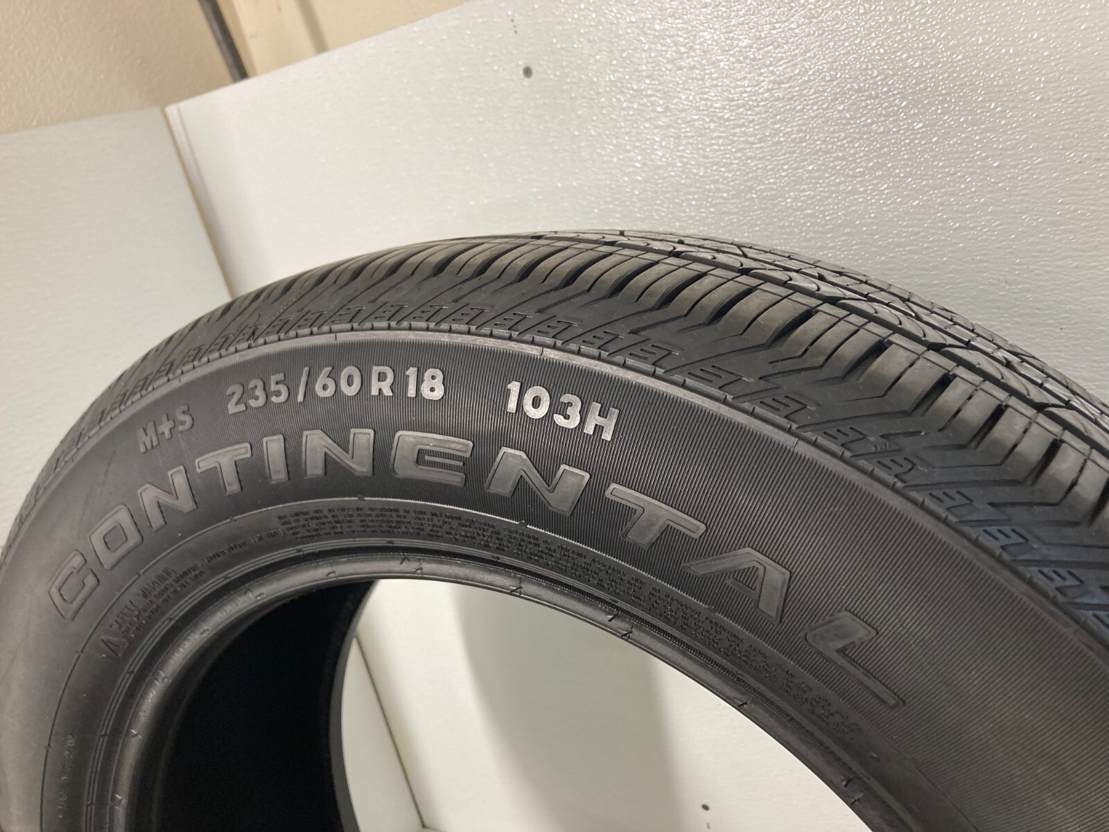 1 Tire 235 60 18 Continental CrossContact LX RFT (7.00-8.00/32=77-88% Tread)