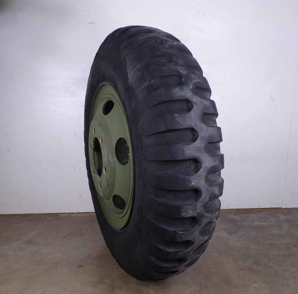 9.00-20 373 Titan Used on Used Wheel