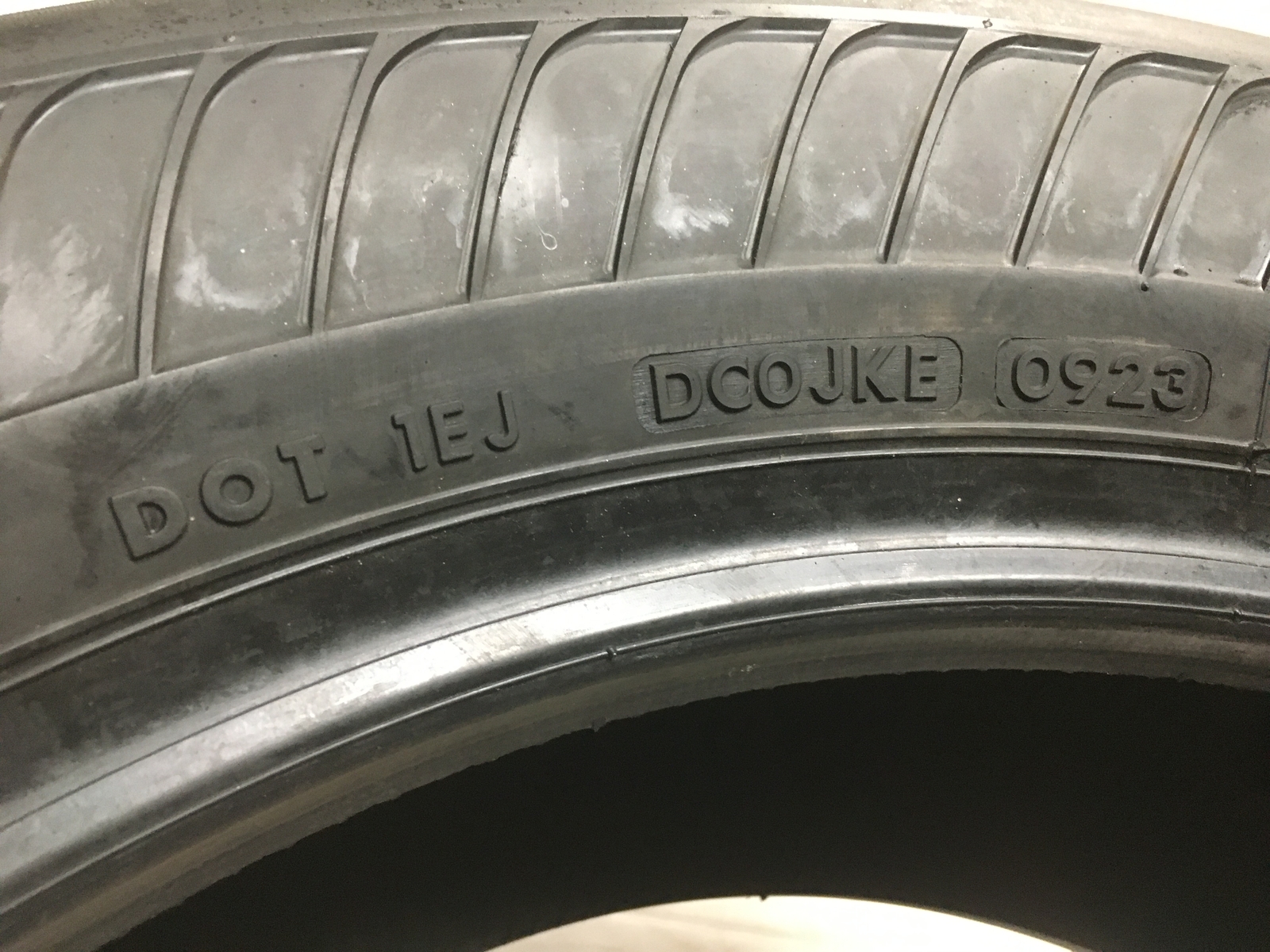 [1] Bridgestone Alenza A/S 02 RFT Run Flat 235 60 18 Tire Full Tread/32