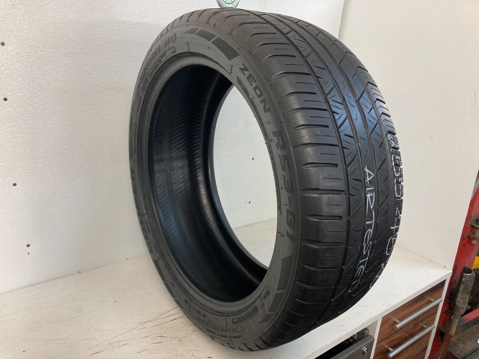 1 Tire 255 45 20 Cooper Zeon RS3-G1 (5.3-6.0/32 Tread) 101W