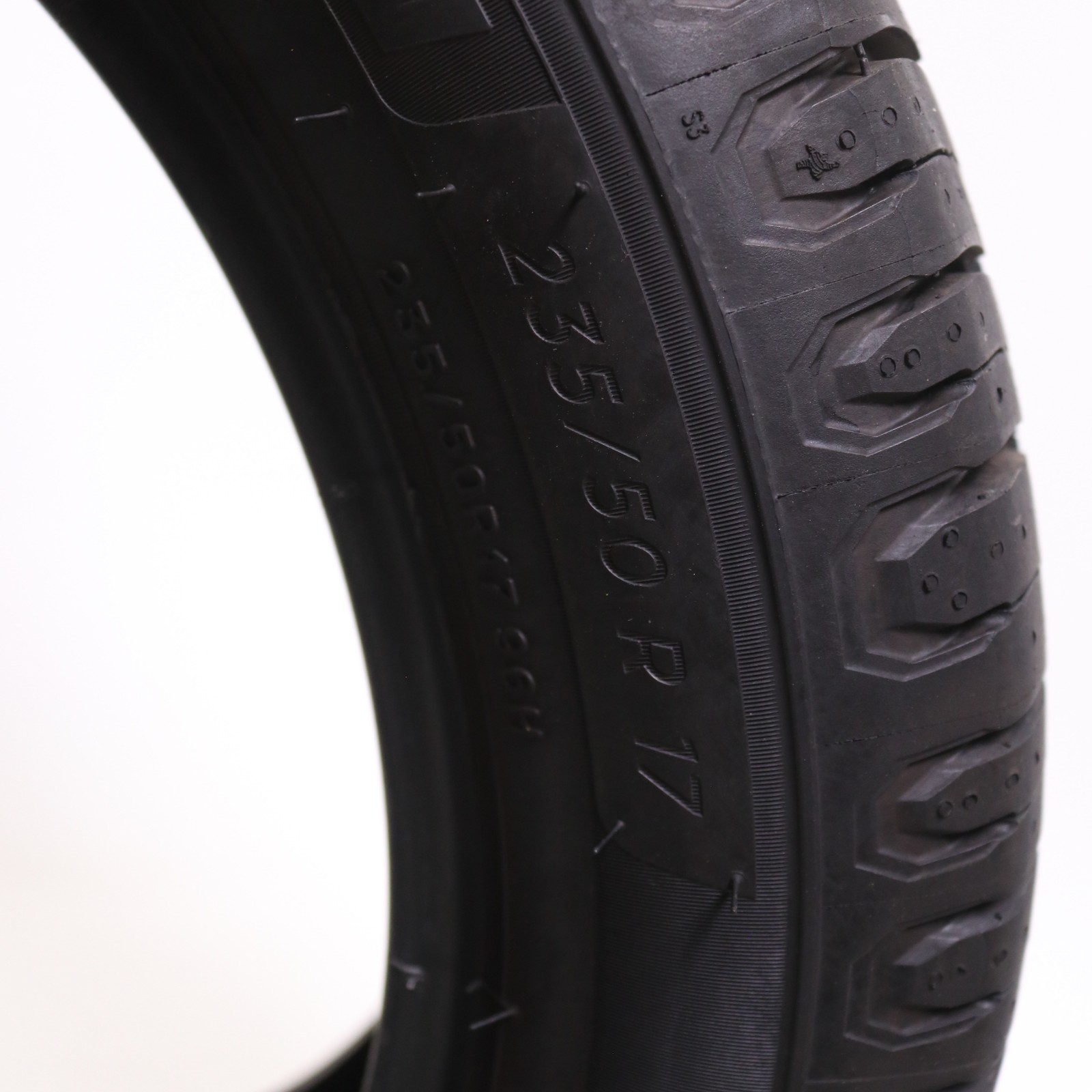 Set of 2 Used 235/50R17 Michelin Defender 2 – 96H – 9-10/32