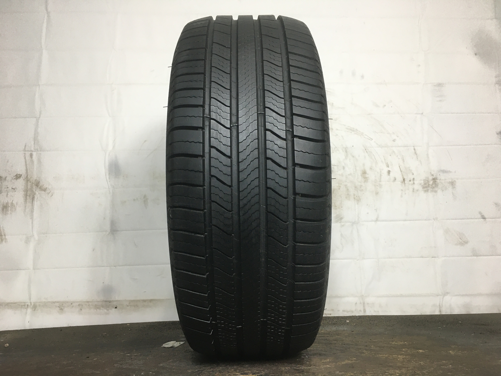 [1] Michelin Defender2 P235/45R19 235 45 19 Tire – Driven Once