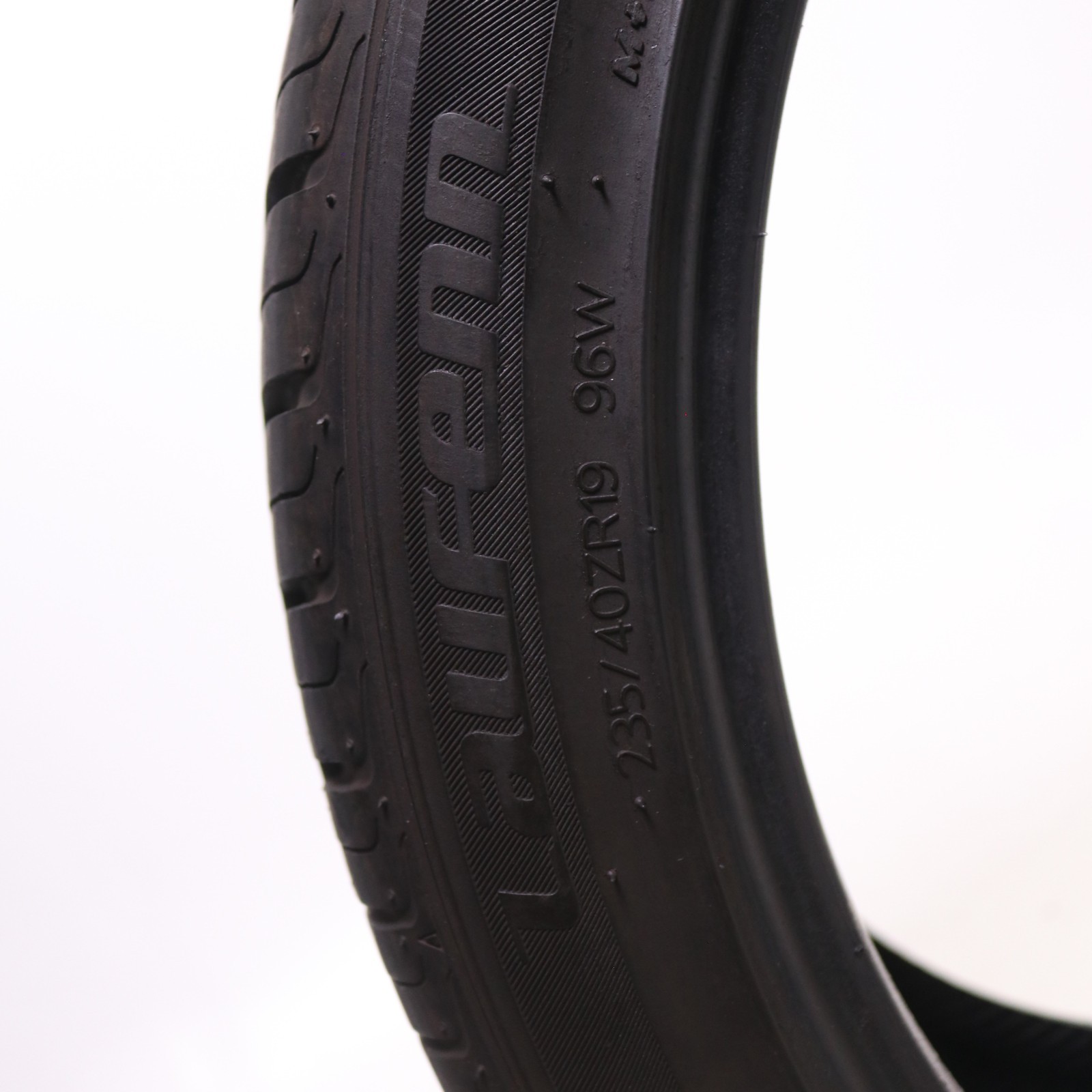 Used 235/40ZR19 Laufenn S Fit AS – 96W – 8/32