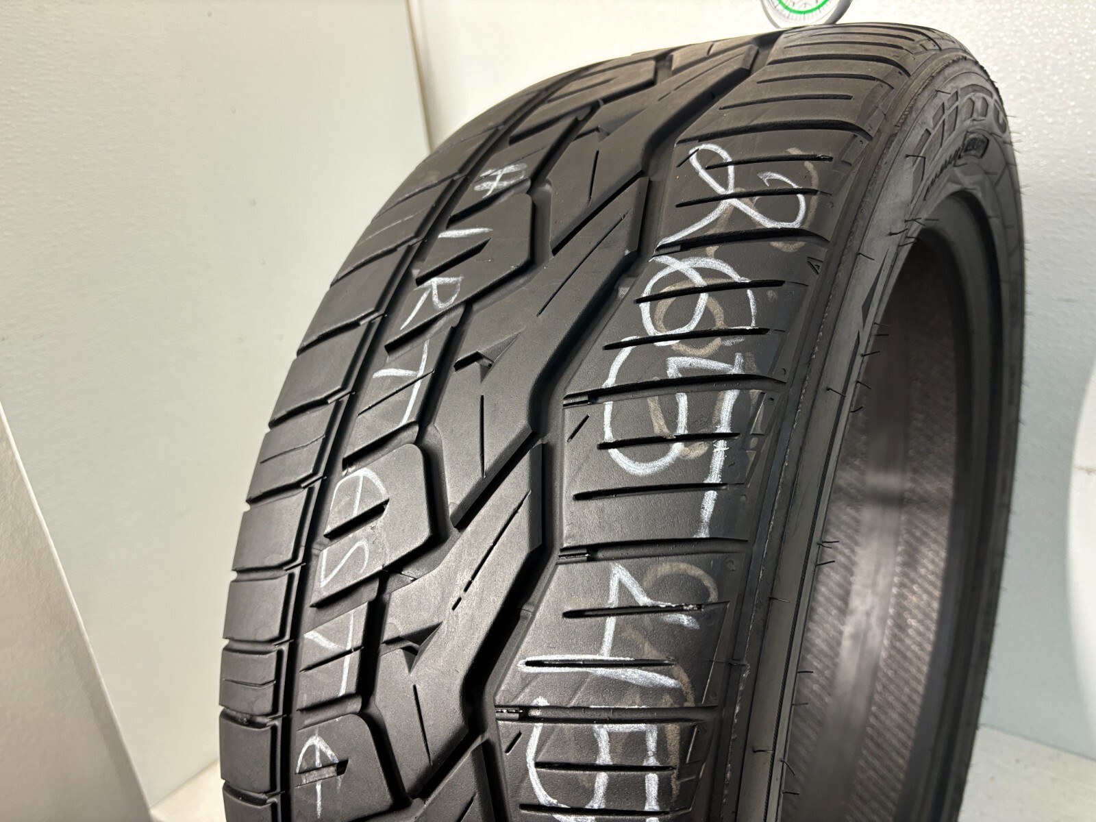 1 Tire 265 45 20 Nitto NT420V (8.00-8.50/32 Tread Left) NO REPAIRS 108V