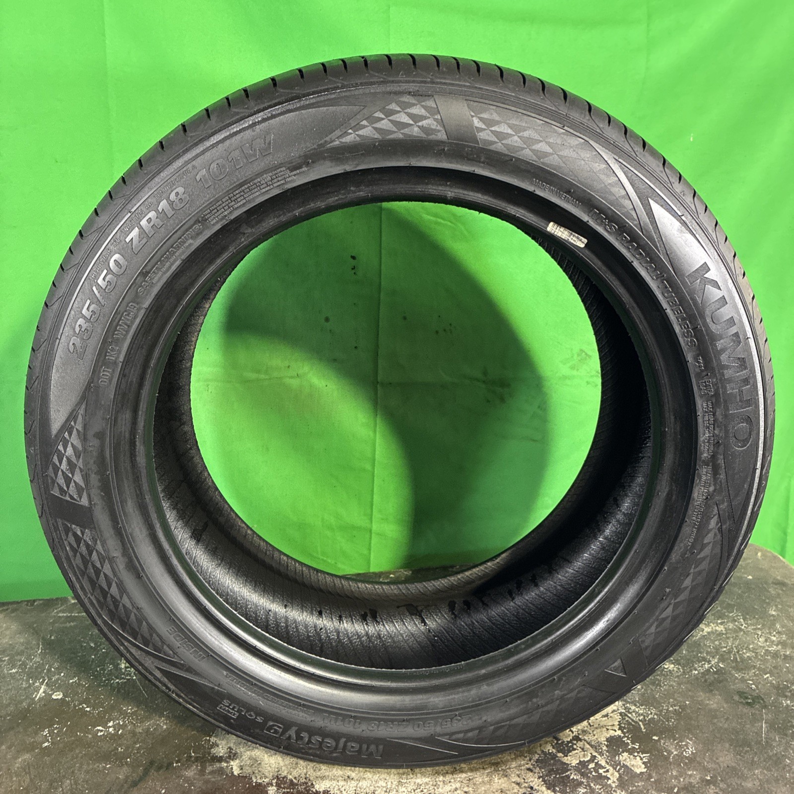 Single,Used-235/50ZR18 Kumho Majesty 101W 8/32 DOT 1625