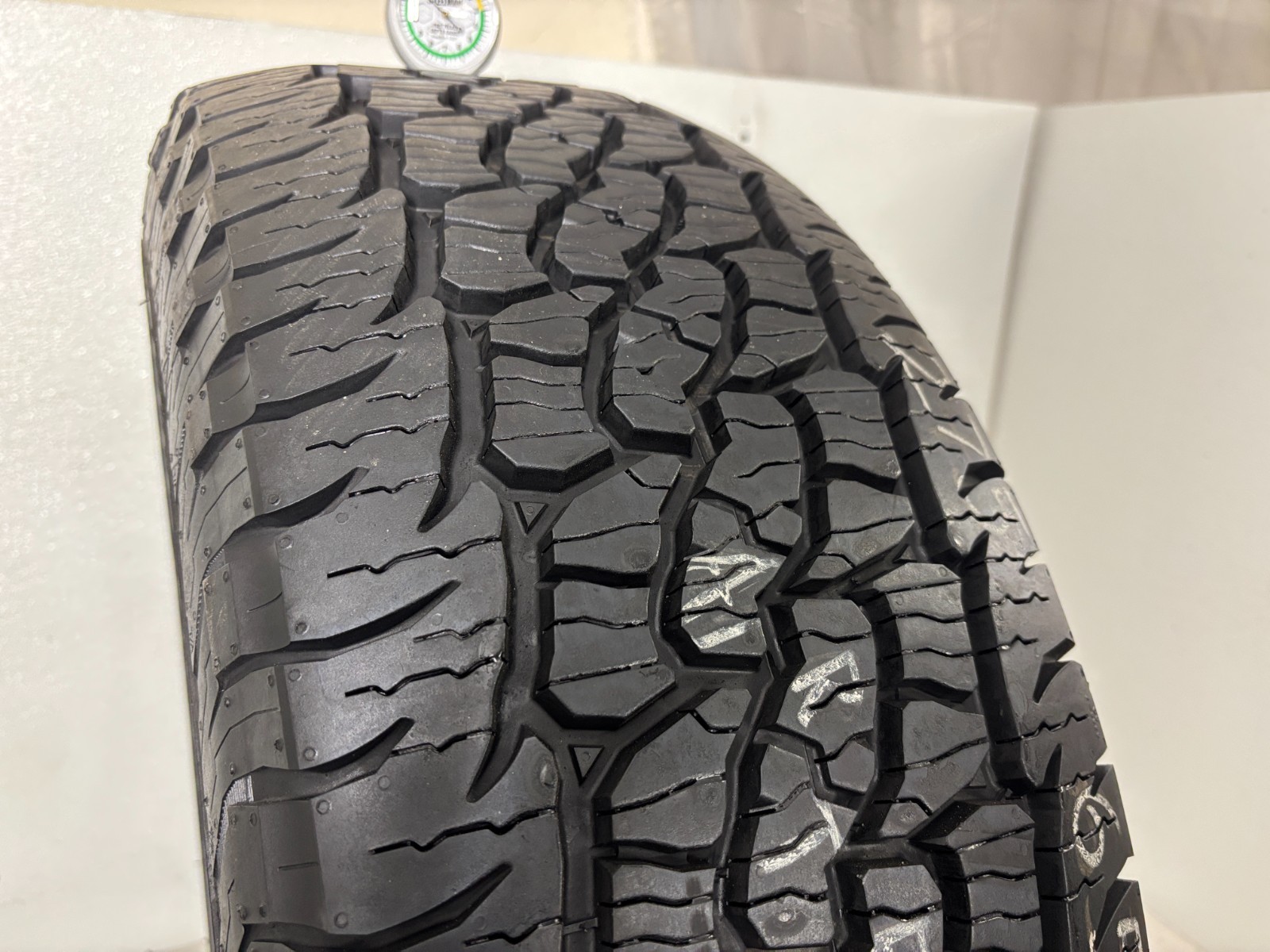 1 Tire 275 65 18 Bfgoodrich Trail Terrain T/A (12.00/32 Tread Left) 116T