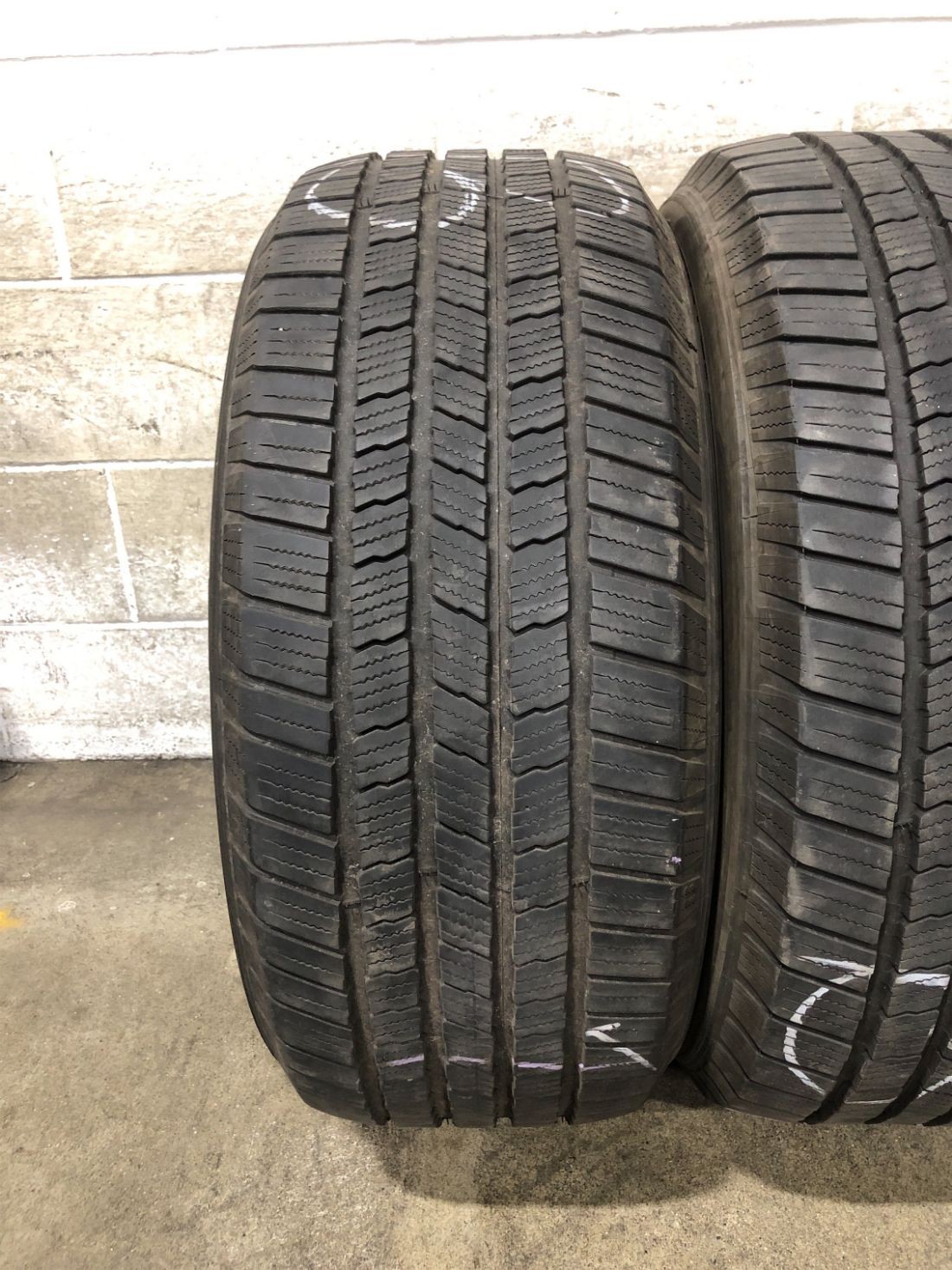2x P255/50R19 Michelin Defender LTX MS 8/32 107 H Used Tires 2555019