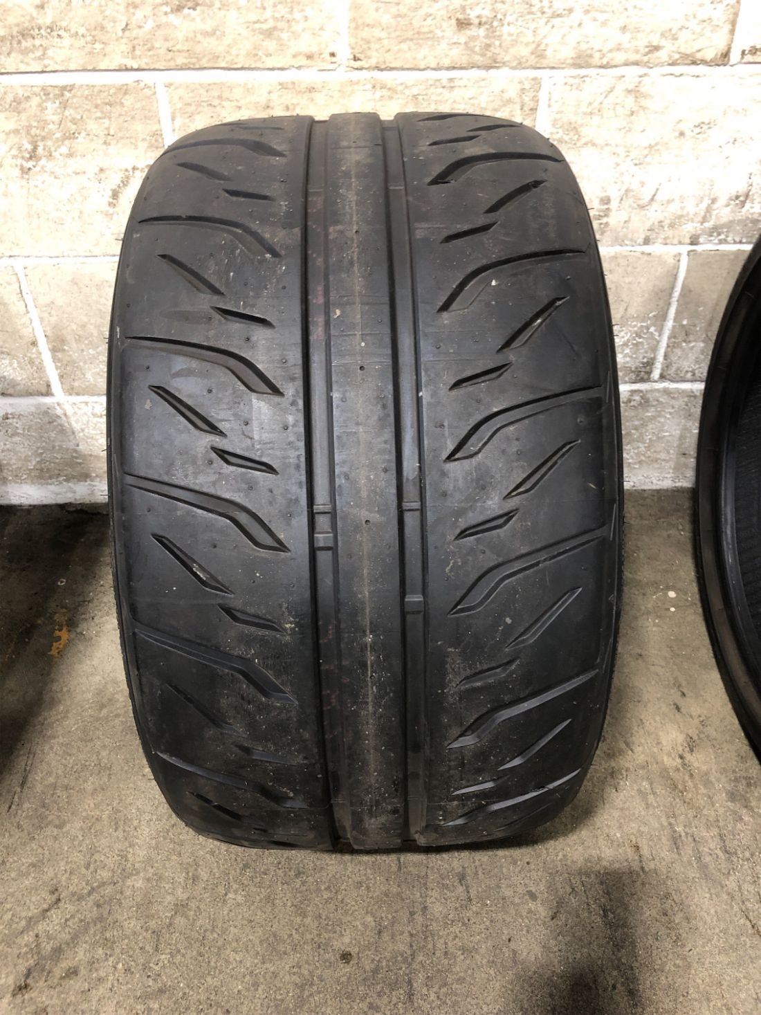 1x P305/30R19 Bridgestone Potenza RE-71R 7/32 102 W Used Tire 3053019