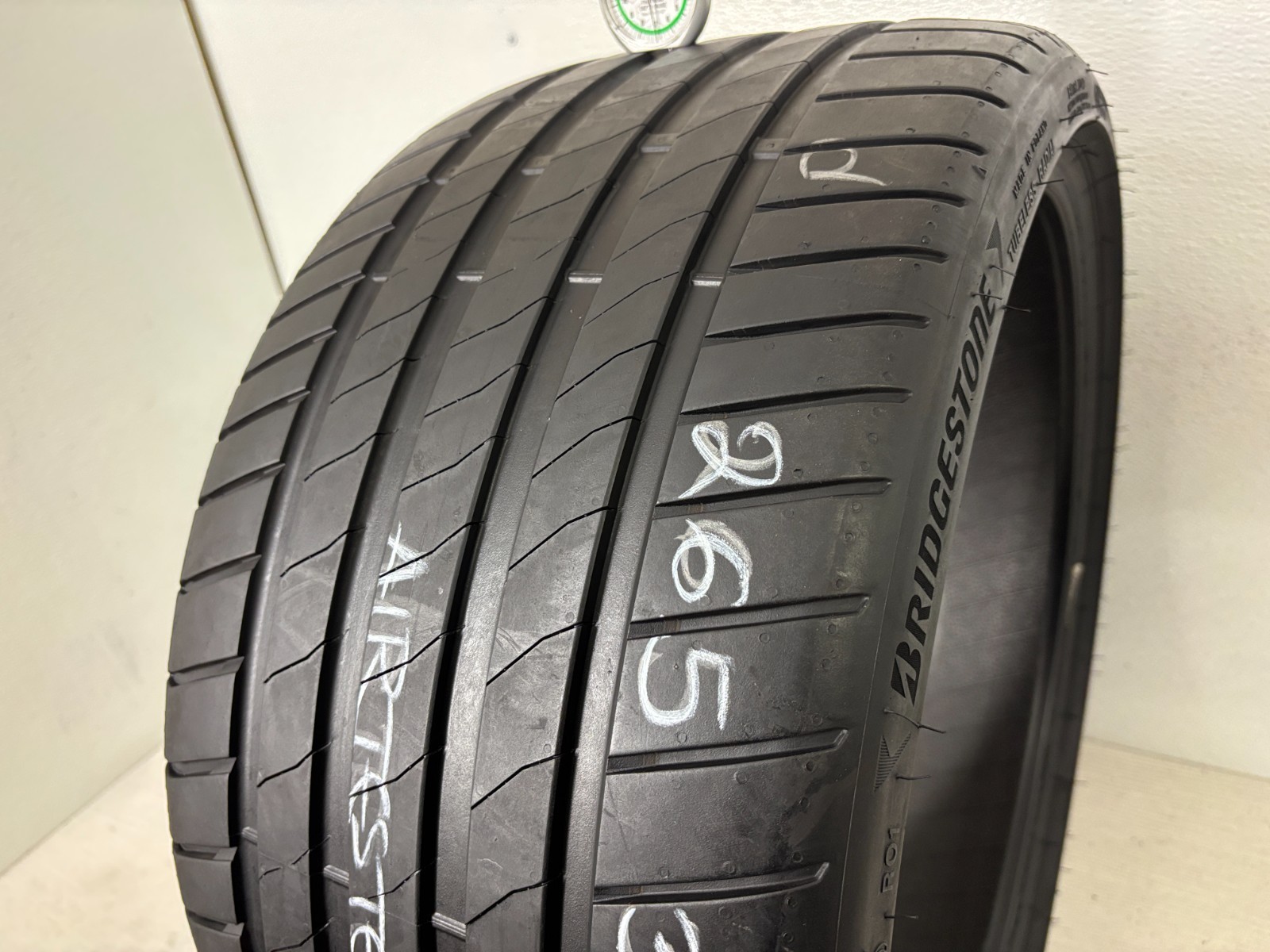 1 Tire 265 30 19 Bridgestone Potenza Sport R01 Enliten 93Y (6.95/32 = 99% Tread)