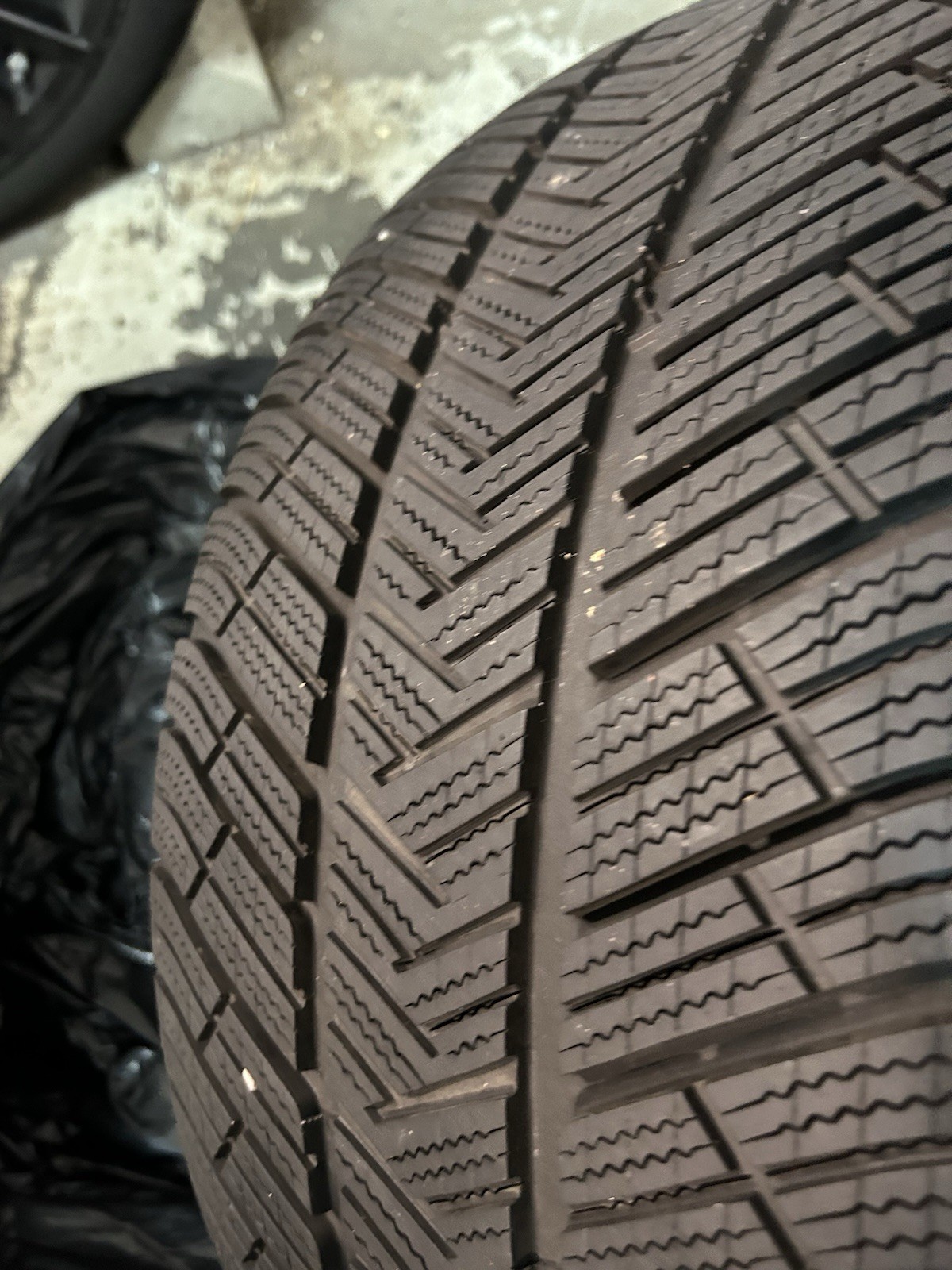 Michelin X-Ice Winter Tires (SUV Spec) (90% tread left) Size: 255/40R20Y 101V