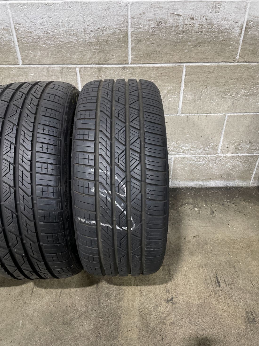 4x P225/40R18 Road Hugger GTZ 9-10/32 92 W Used Tires 2254018