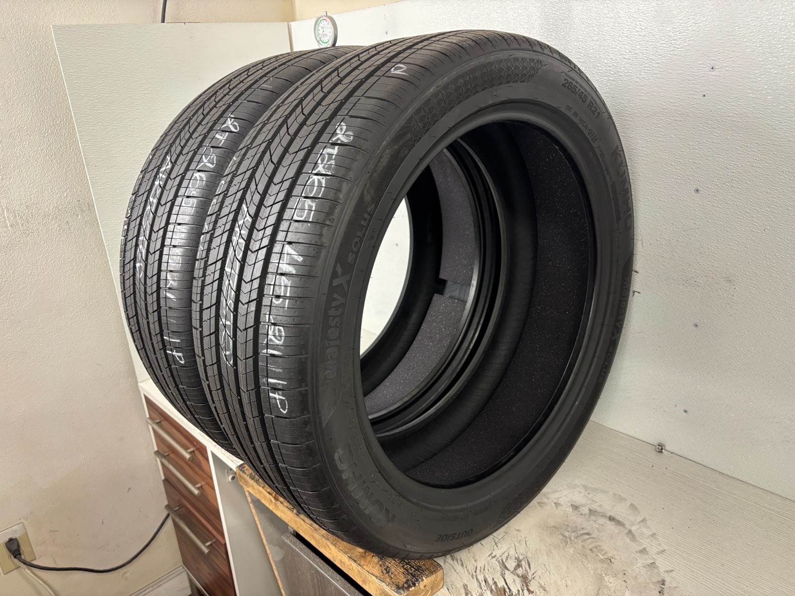 NO SHIPPING ONLY LOCAL PICK UP 2 Tires 265 45 21 Kumho Majesty X Solus
