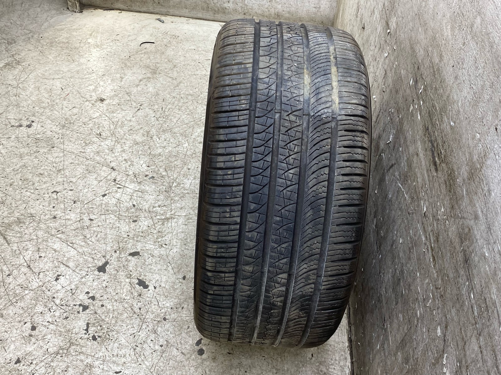 Pirelli P Zero All Season 285/40R20 TIre 8/32nds Tread Depth Datecode 2724