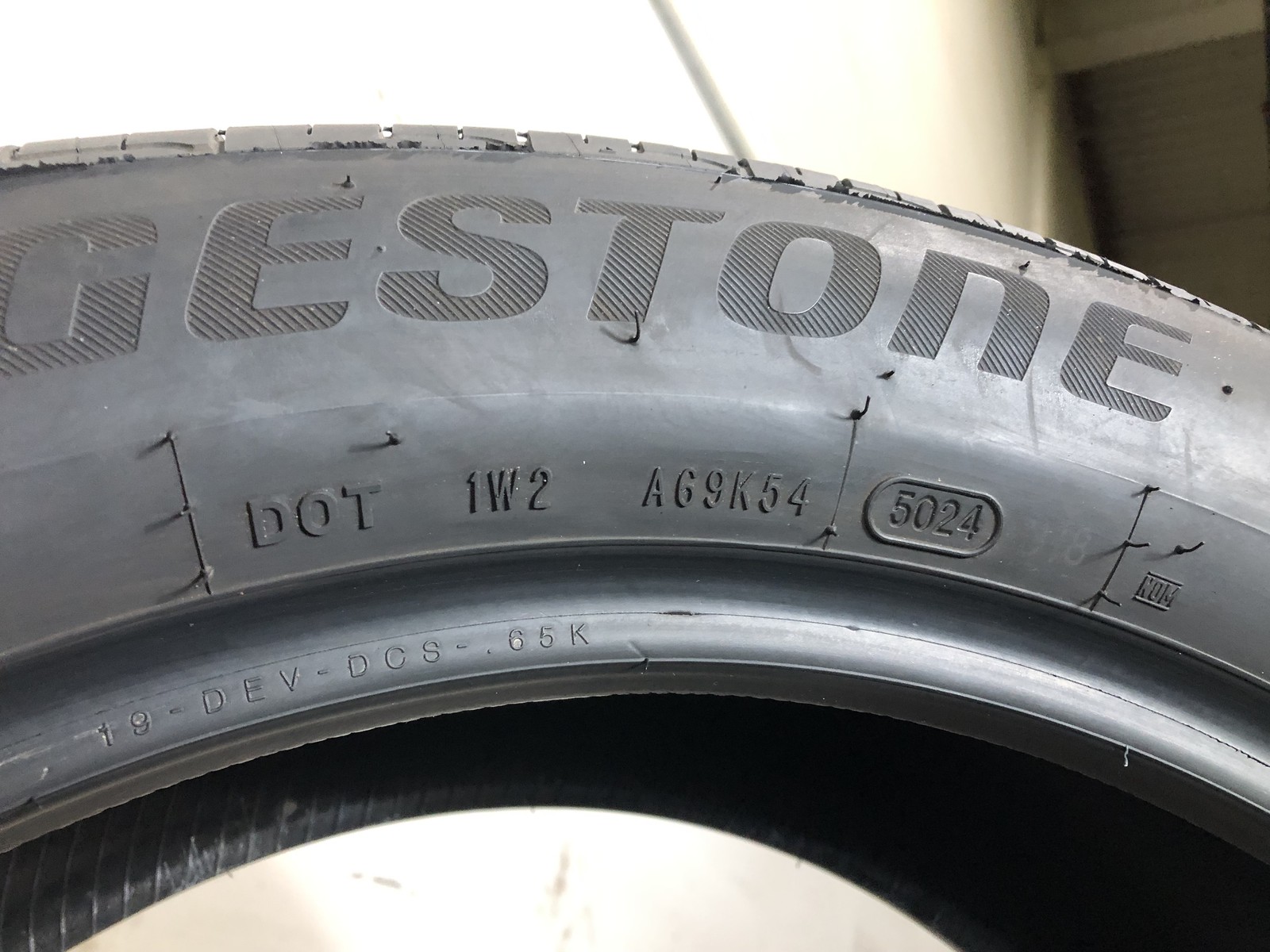 [1] Bridgestone Dueler H/P Sport AS RFT Run Flat 245 50 19 Tire 6.75/32