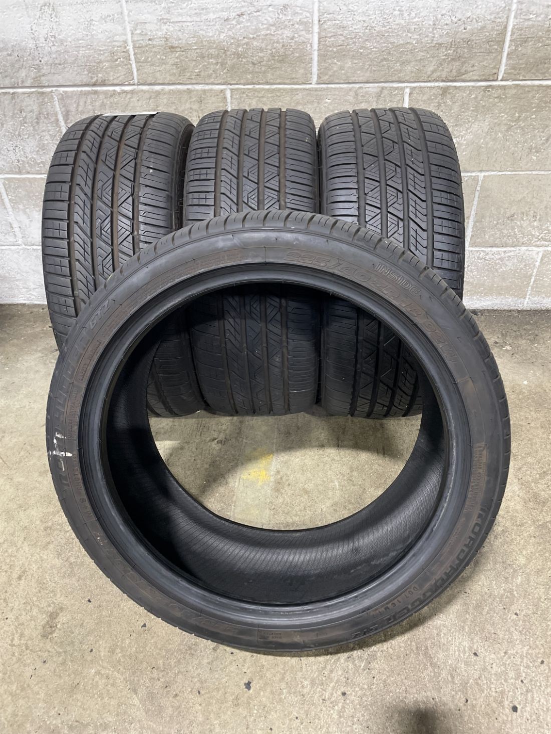 4x P225/40R18 Road Hugger GTZ 9-10/32 92 W Used Tires 2254018