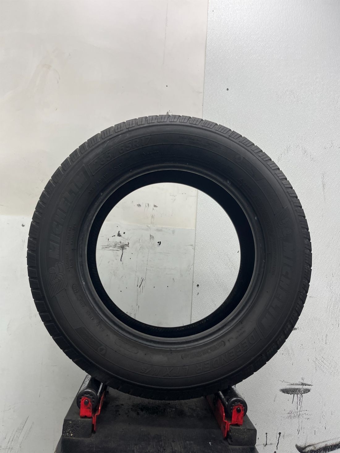 1 Used P235/65R17 Michelin Defender LTX MS 104 T – 10/32