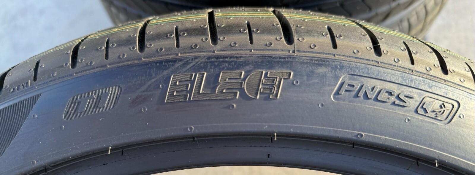 Set of TWO BRAND NEW Pirelli P Zero PZ4 275/30R20 97Y T1 Tesla ELECT PNCS Tires