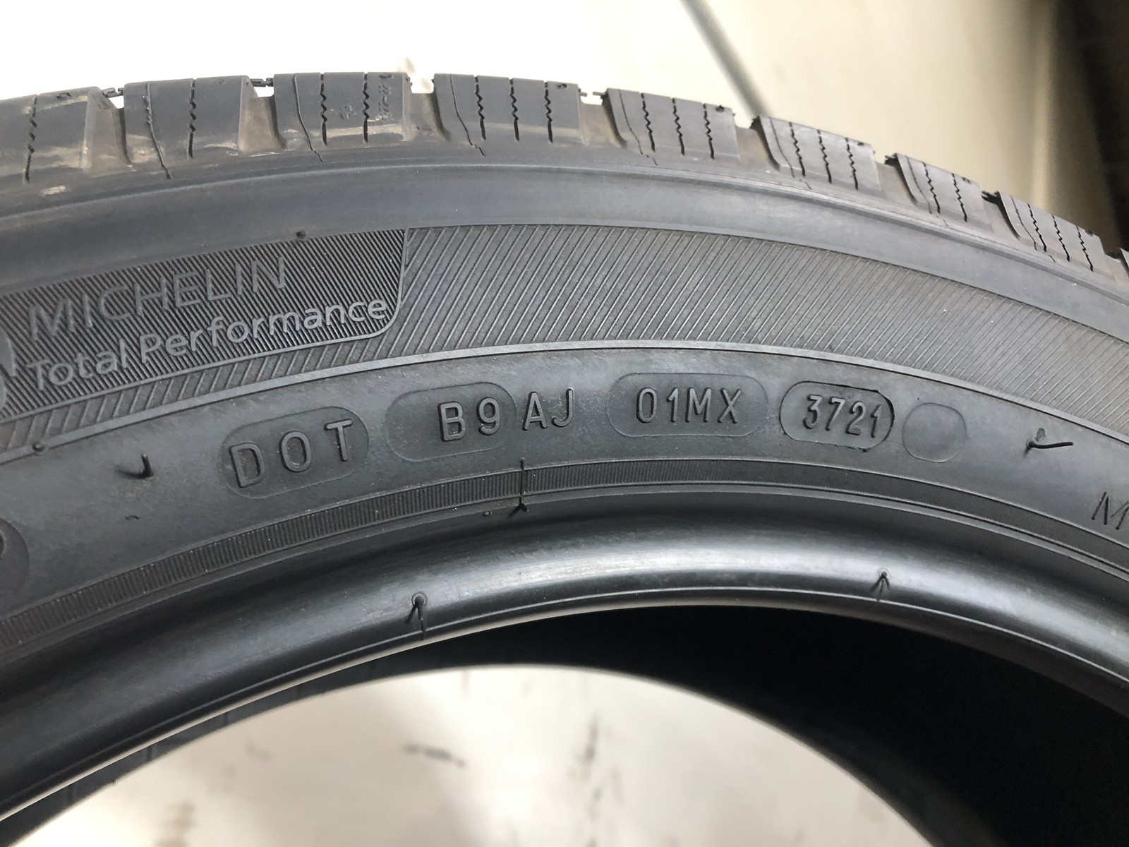 [1] Michelin Defender LTX M/S P235/55R20 235 55 20 Tire 9.75/32