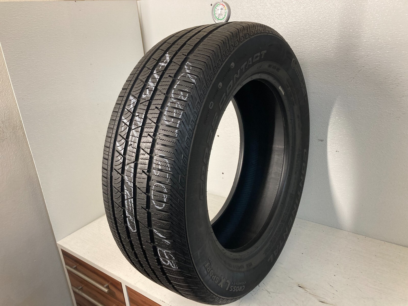 1 Tire 235 60 18 Continental CrossContact LX RFT (7.00-8.00/32=77-88% Tread)