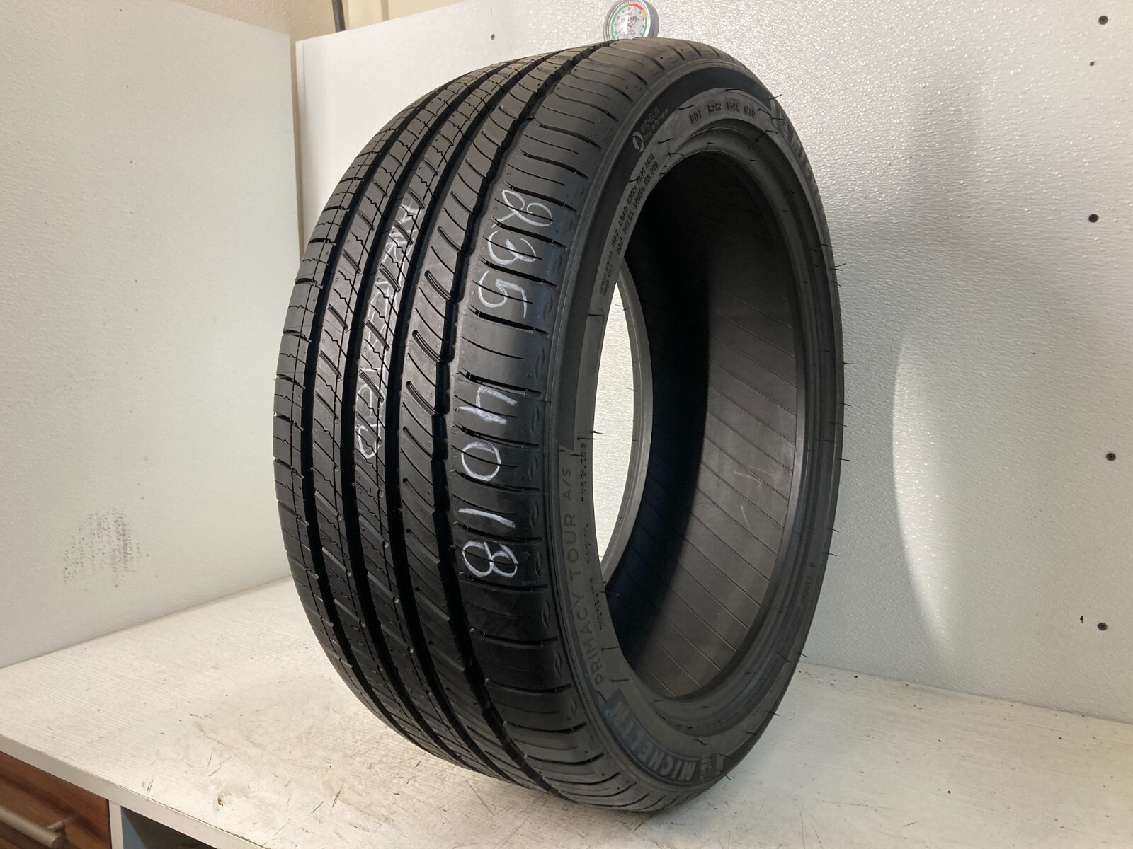 1 Tire 235 40 18 Michelin Primacy Tour A/S (9.00-9.50/32 Tread Like New) 95H