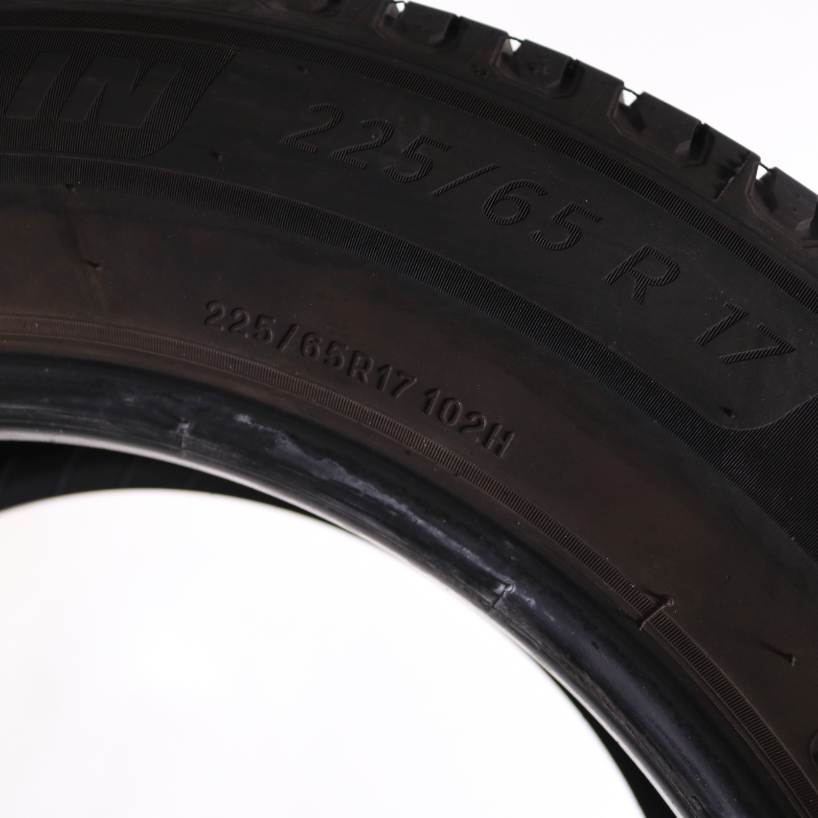 Set of 2 Used 225/65R17 Michelin Defender 2 – 102H – 8.5-9.5/32 No Repairs