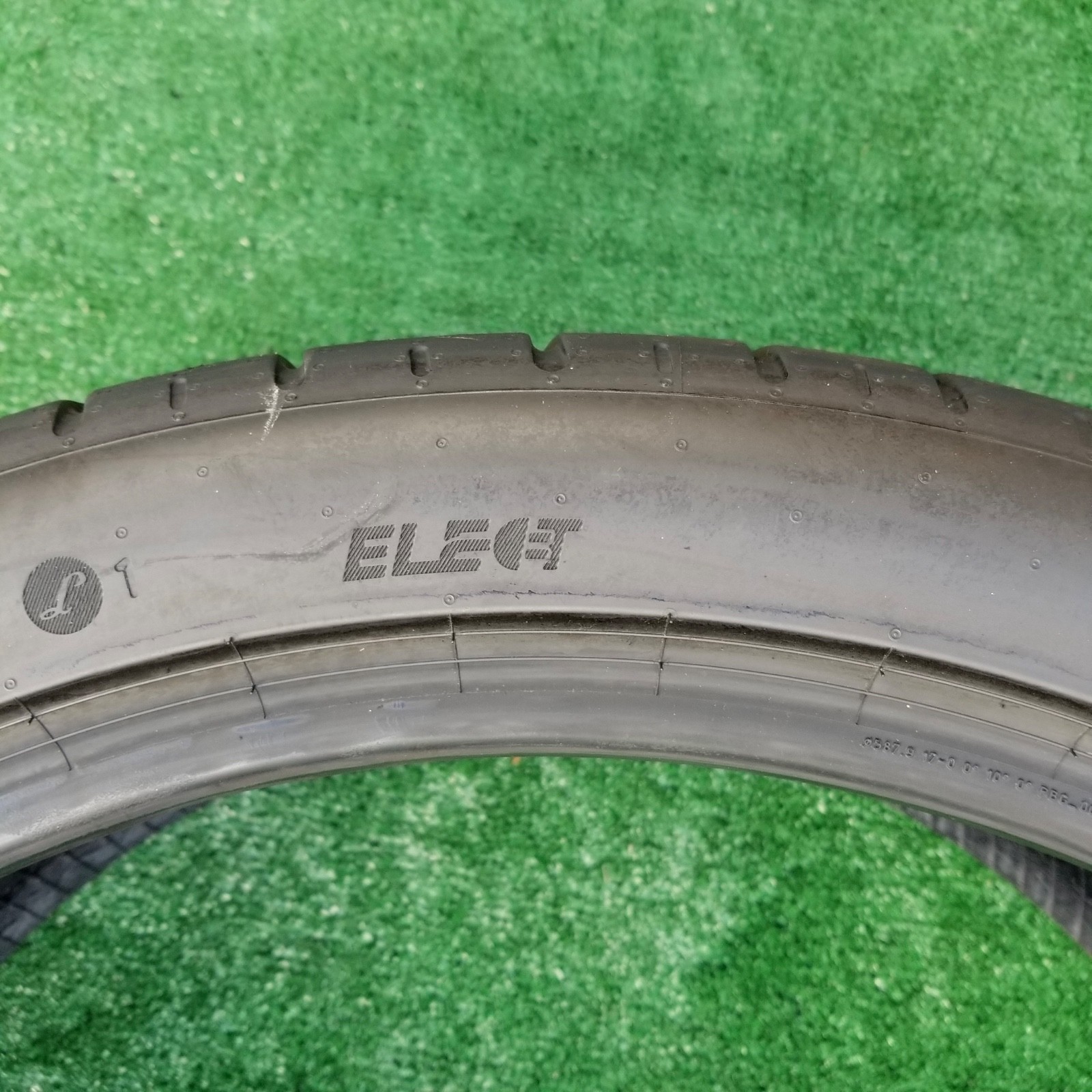 285/35R23 Pirelli P Zero PZ5 Elect Tire L1 Lamborghini Urus SE 285/35ZR23 100%