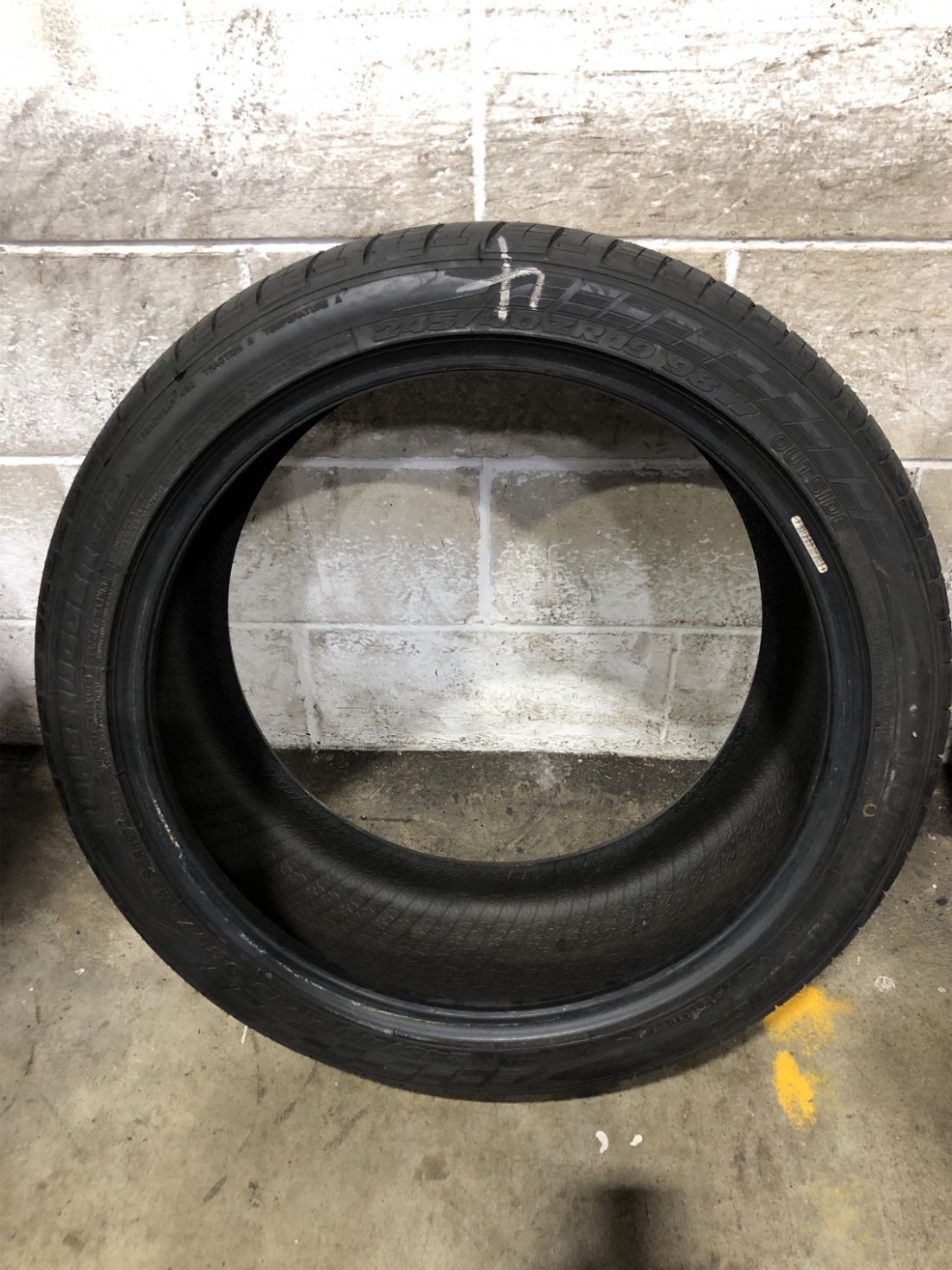 1x P245/40R19 Road Hugger GTZ 10/32 98 W Used Tire 2454019