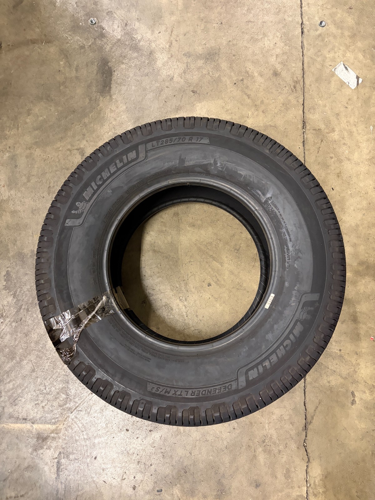 1 Tire Michelin Defender LTX M/S2 LT285/70R17 126/123 S All Season