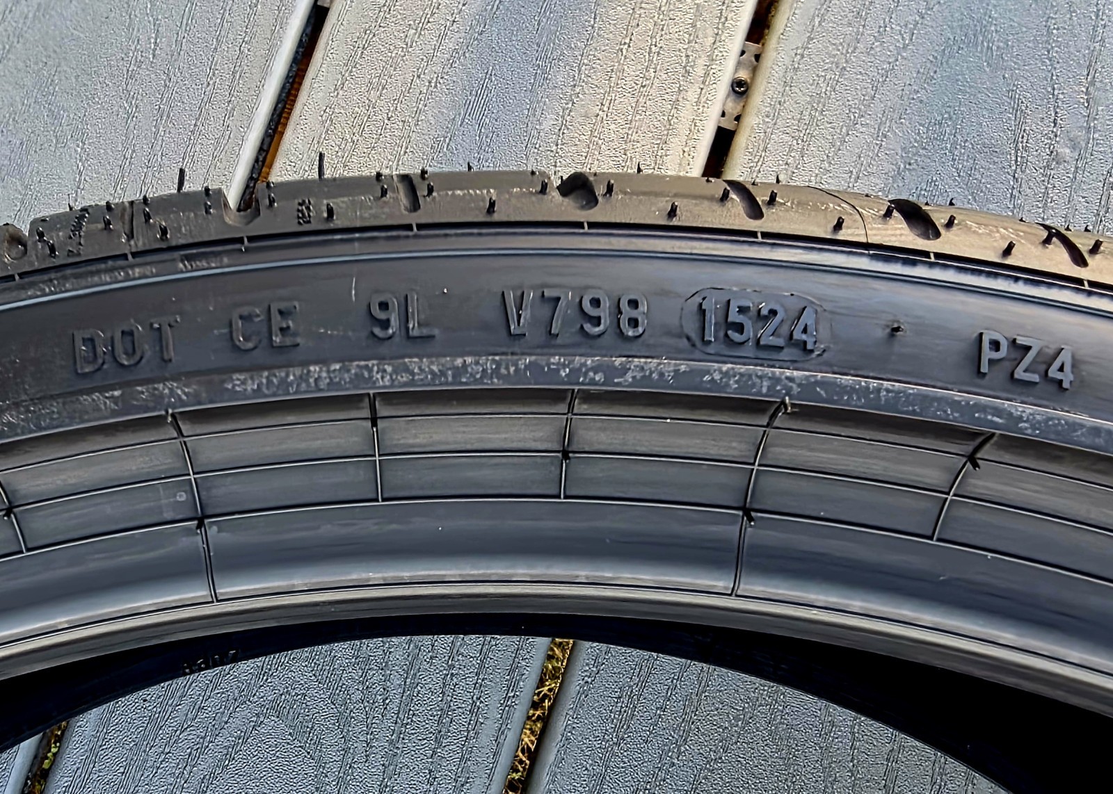 Pirelli P-ZERO PZ4 SPORT 255/30R22 95Y XL Ultra High Performance Tires 255 30 22