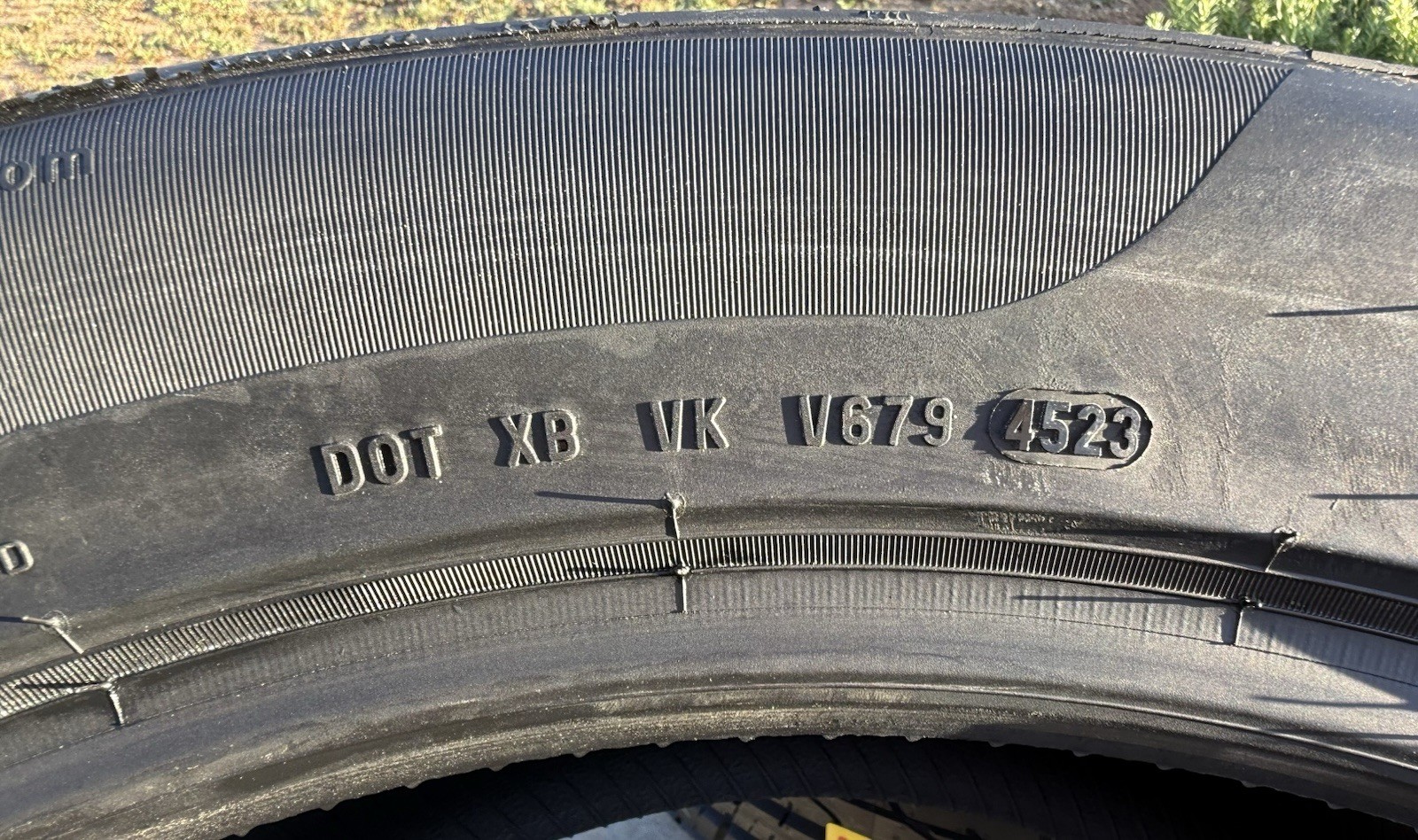 Set of TWO BRAND NEW 295/40ZR21 111Y Pirelli P Zero Tires 2954021