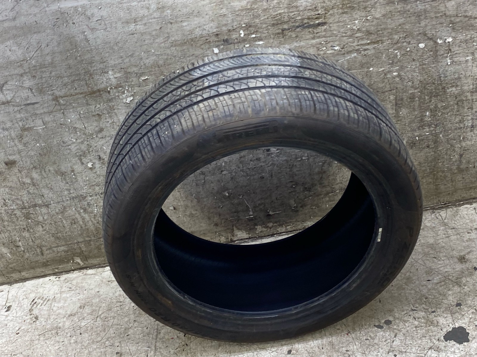 Pirelli P Zero All Season 285/40R20 TIre 8/32nds Tread Depth Datecode 2724