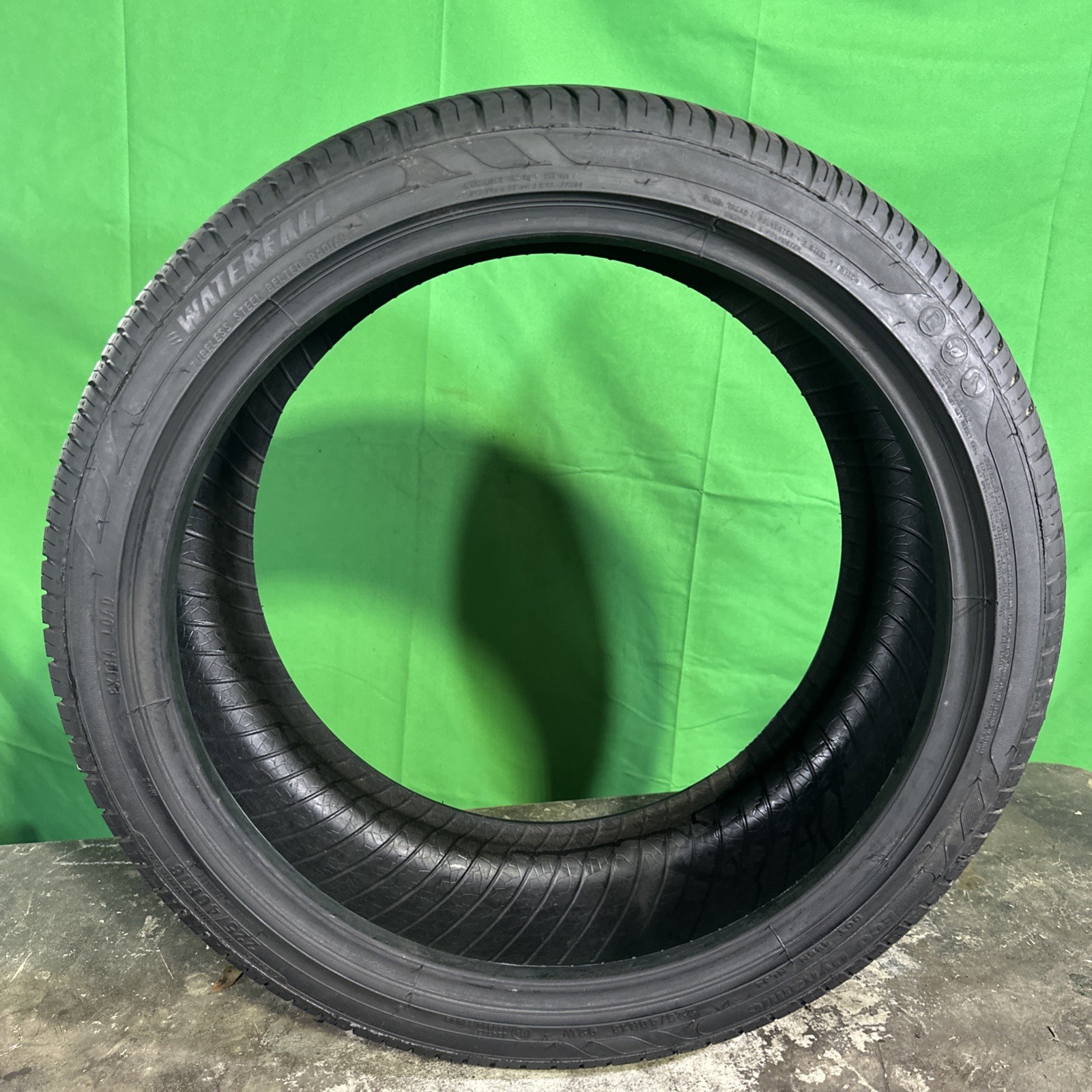Single,Used-225/40R18 Waterfall Eco Dynamic 92W 8/32 Dot 2724