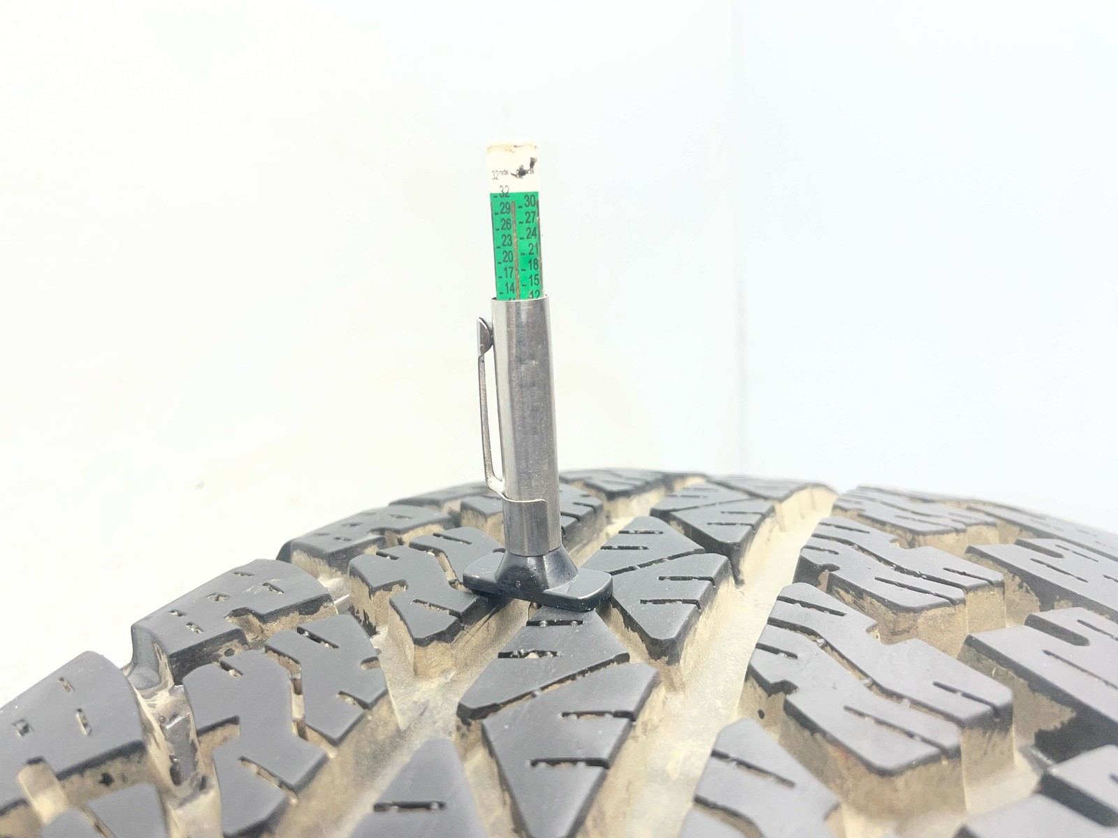 (D) 255/70R18 BRIDGESTONE DUELER A/T TIRE 13/32NDS DOT (0623)