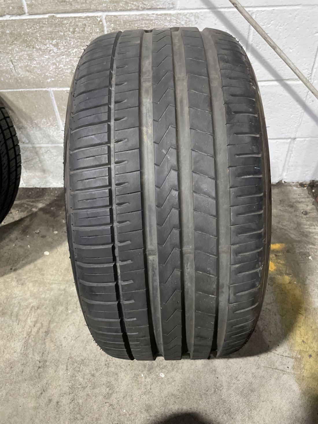 1x P275/40R18 Falken Azenis FK510 8/32 99 Y Used Tire 2754018