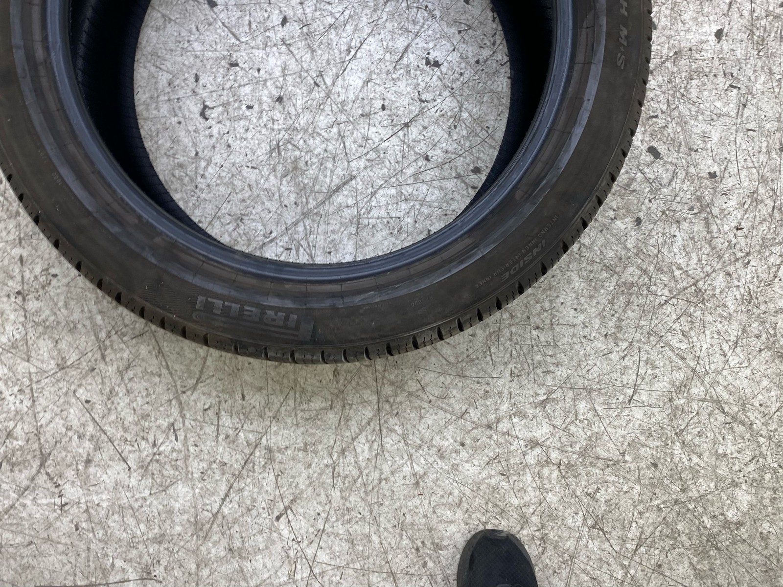 Pirelli P Zero All Season 285/40R20 TIre 8/32nds Tread Depth Datecode 2724