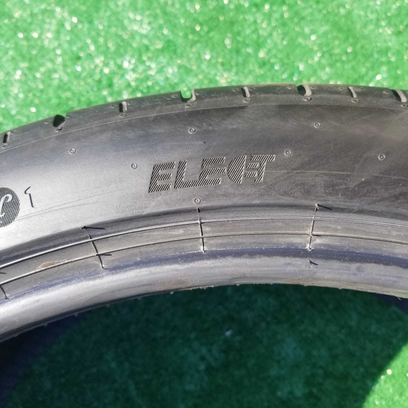 325/30R23 Pirelli P Zero PZ5 Elect Tire L1 Lamborghini Urus SE 325/30ZR23 70%