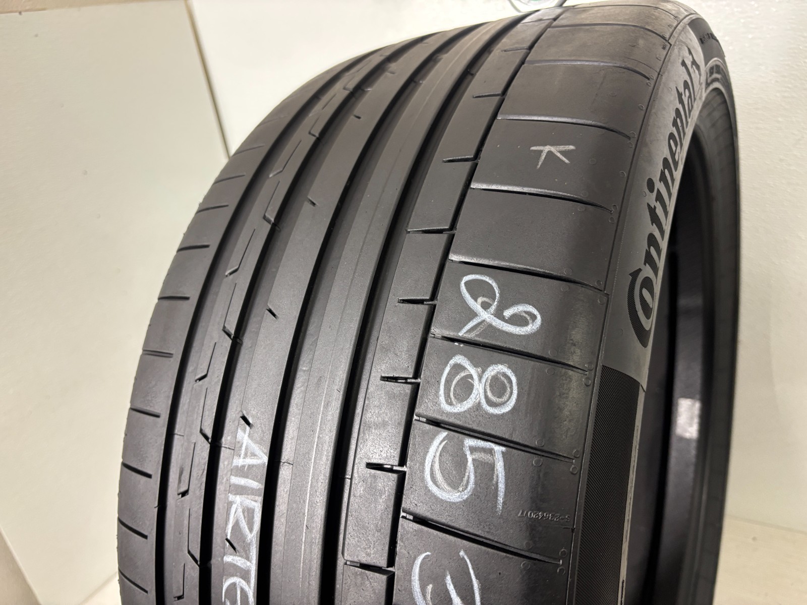 1 Tire 285 35 22 Continental SportContact 6 A01 (7.00-8.00/32=77-88% Tread Left)