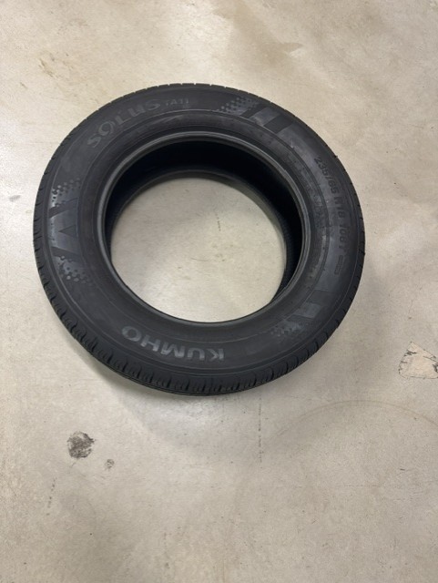 Kumho Solus TA11 235/65R18 Tire