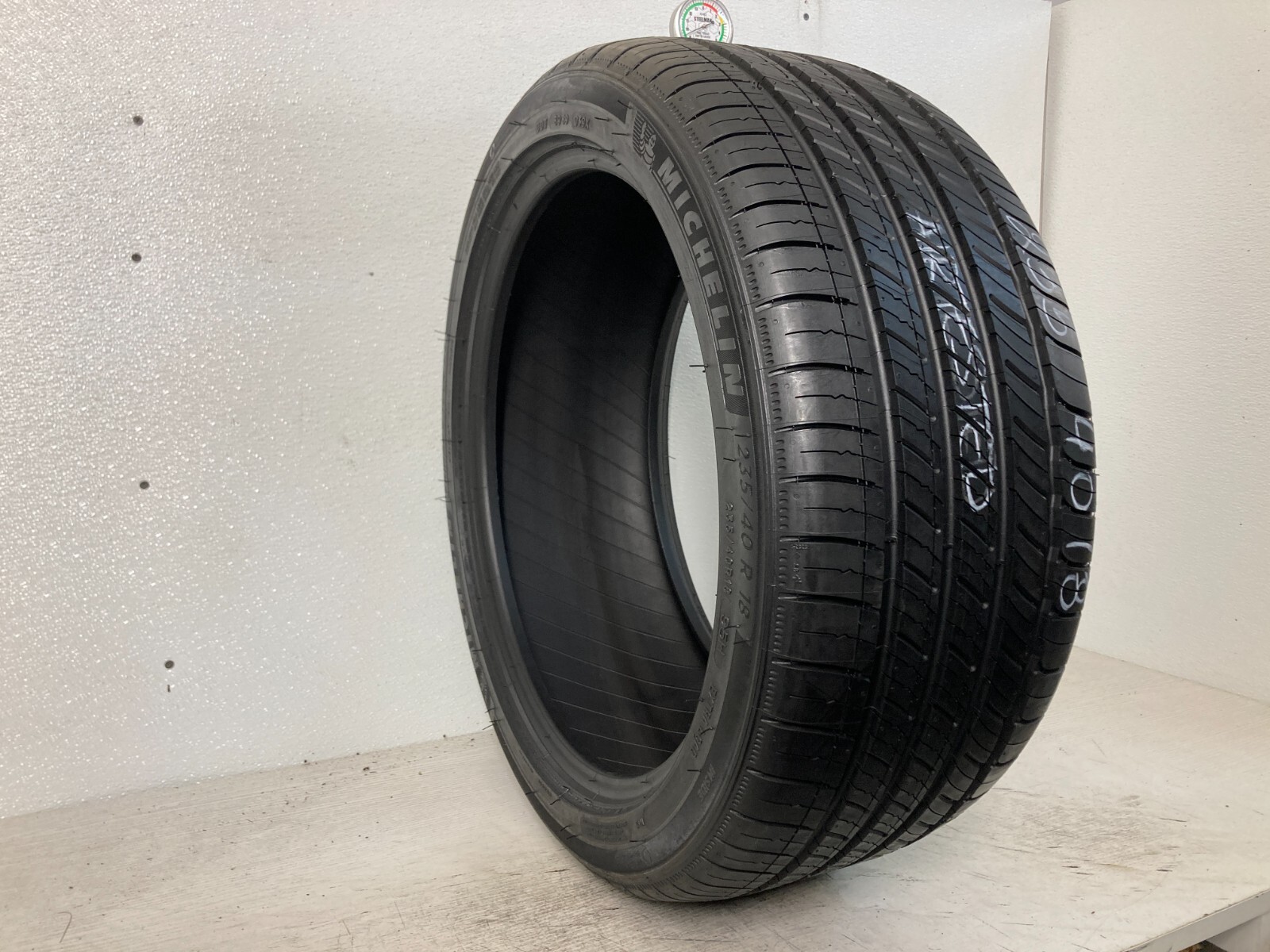 1 Tire 235 40 18 Michelin Primacy Tour A/S (9.00-9.50/32 Tread Like New) 95H