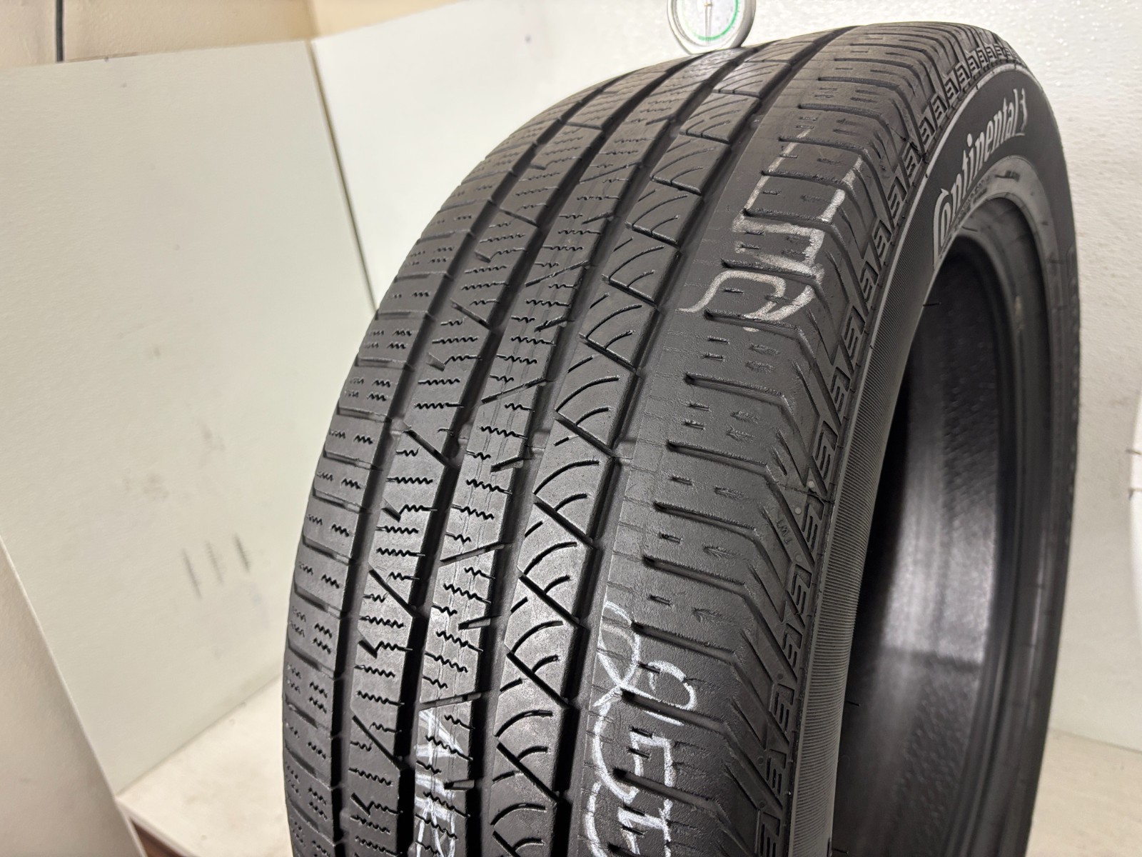 1 Tire 255 50 20 Continental CrossContact LX Sport (6.00-7.00/32=66-77% Tread)
