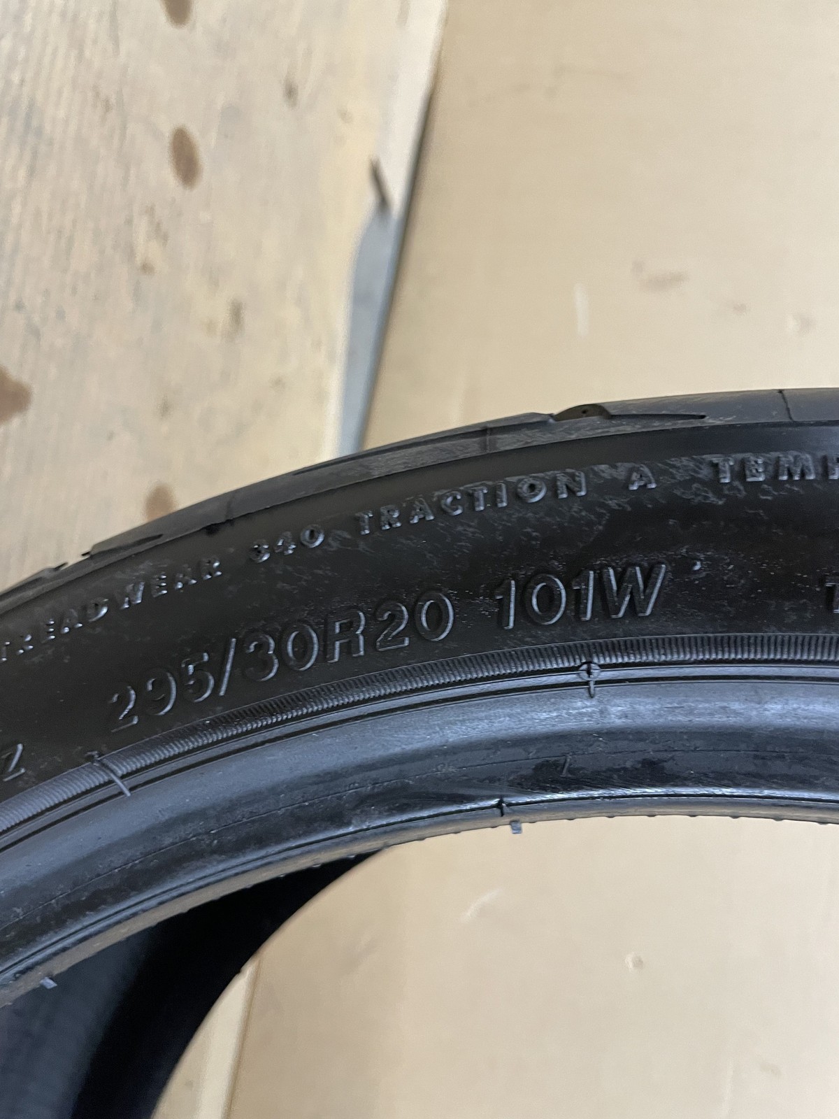 (B) FIRESTONE FIREHAWK INDY 500 295/30R20 93W 7/NDS DOT 1323