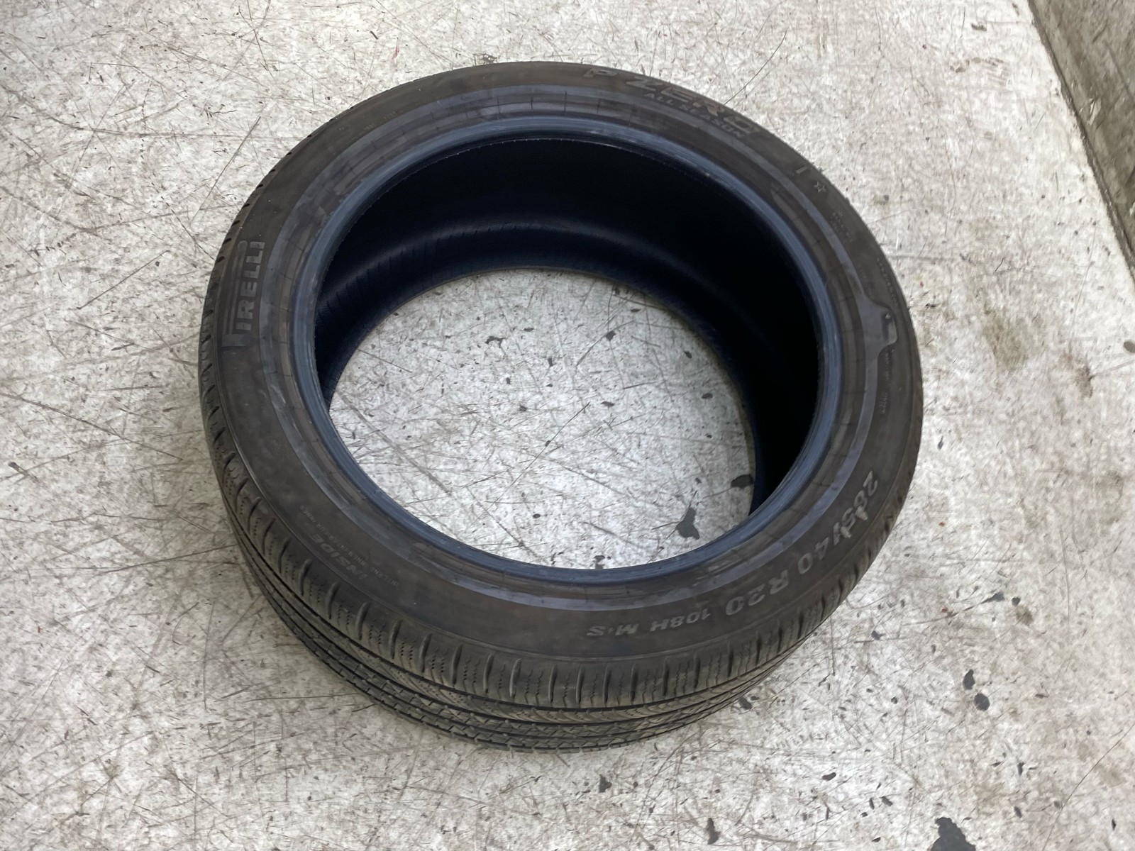 Pirelli P Zero All Season 285/40R20 TIre 8/32nds Tread Depth Datecode 2724