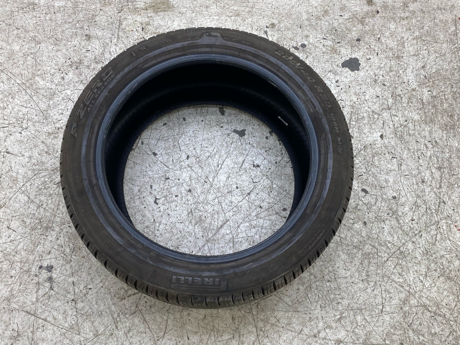 Pirelli P Zero All Season 285/40R20 TIre 8/32nds Tread Depth Datecode 2724